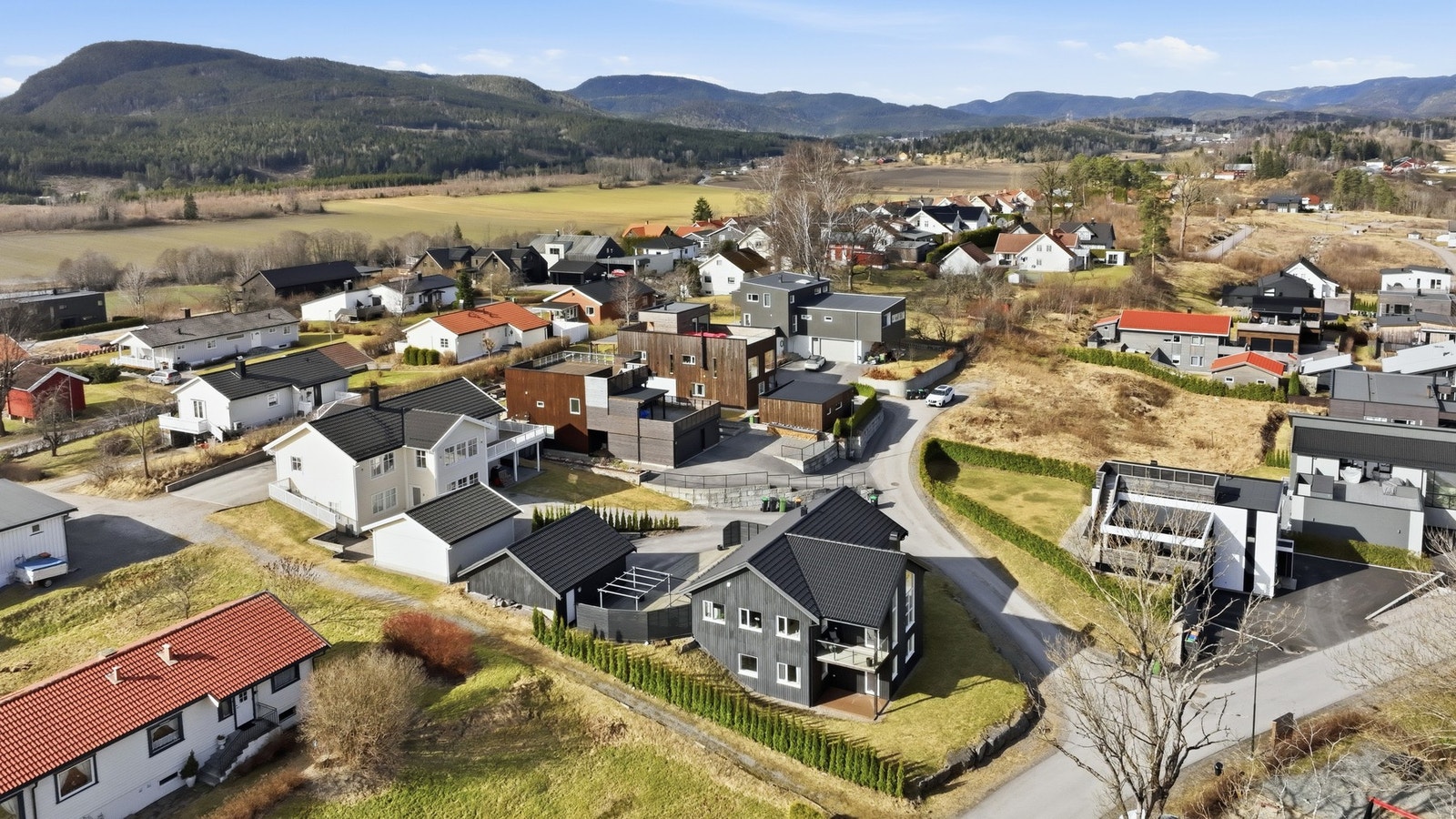 Rolig og stille nabolag med flere nybygg Galleribilde