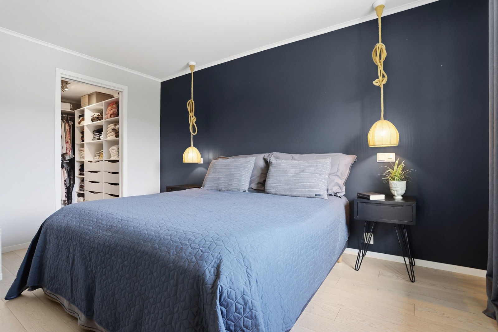 Hovedsoverom med walk-in garderobe Galleribilde