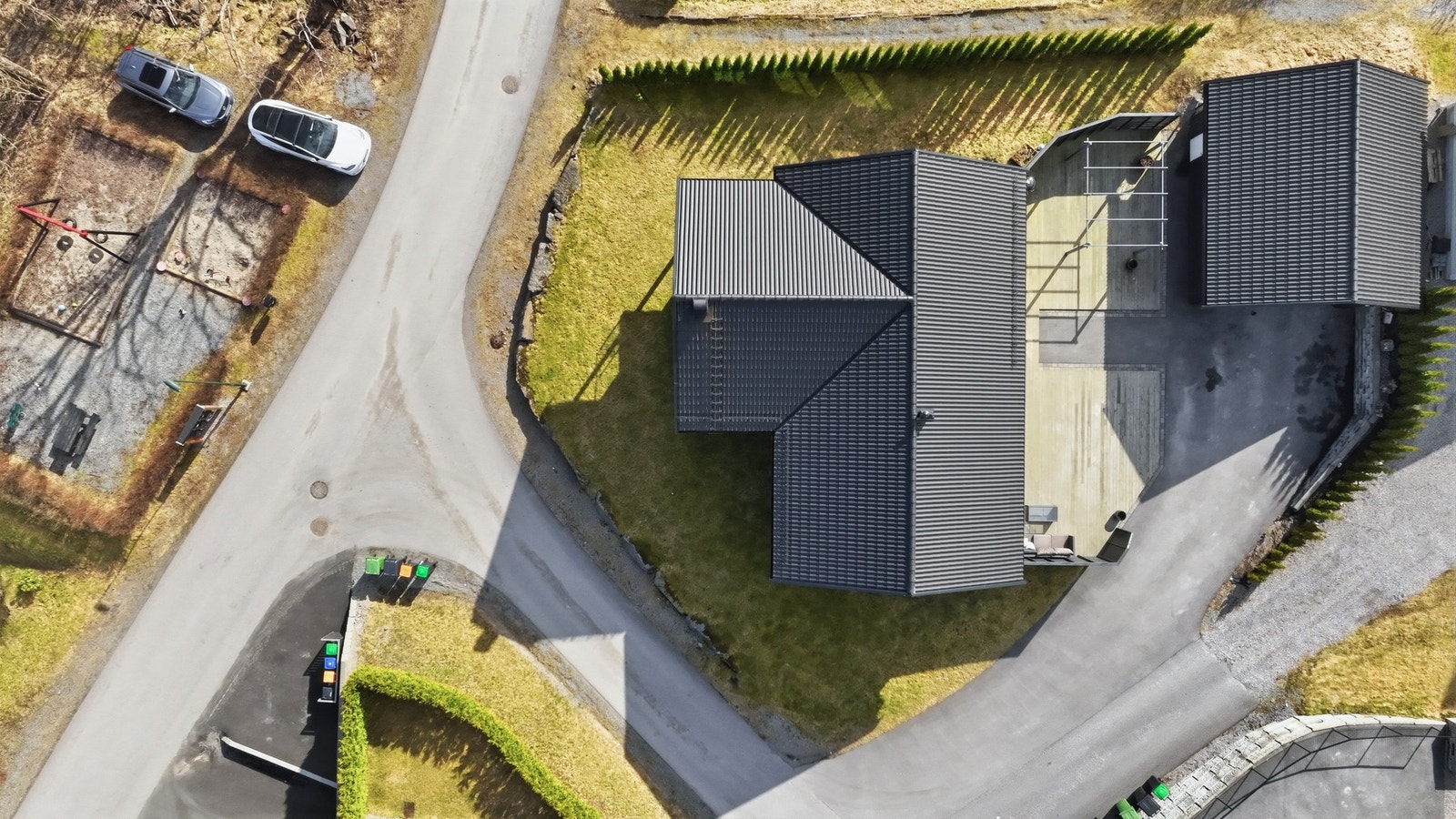 Oversikt over eiendommen med dronebilde Galleribilde