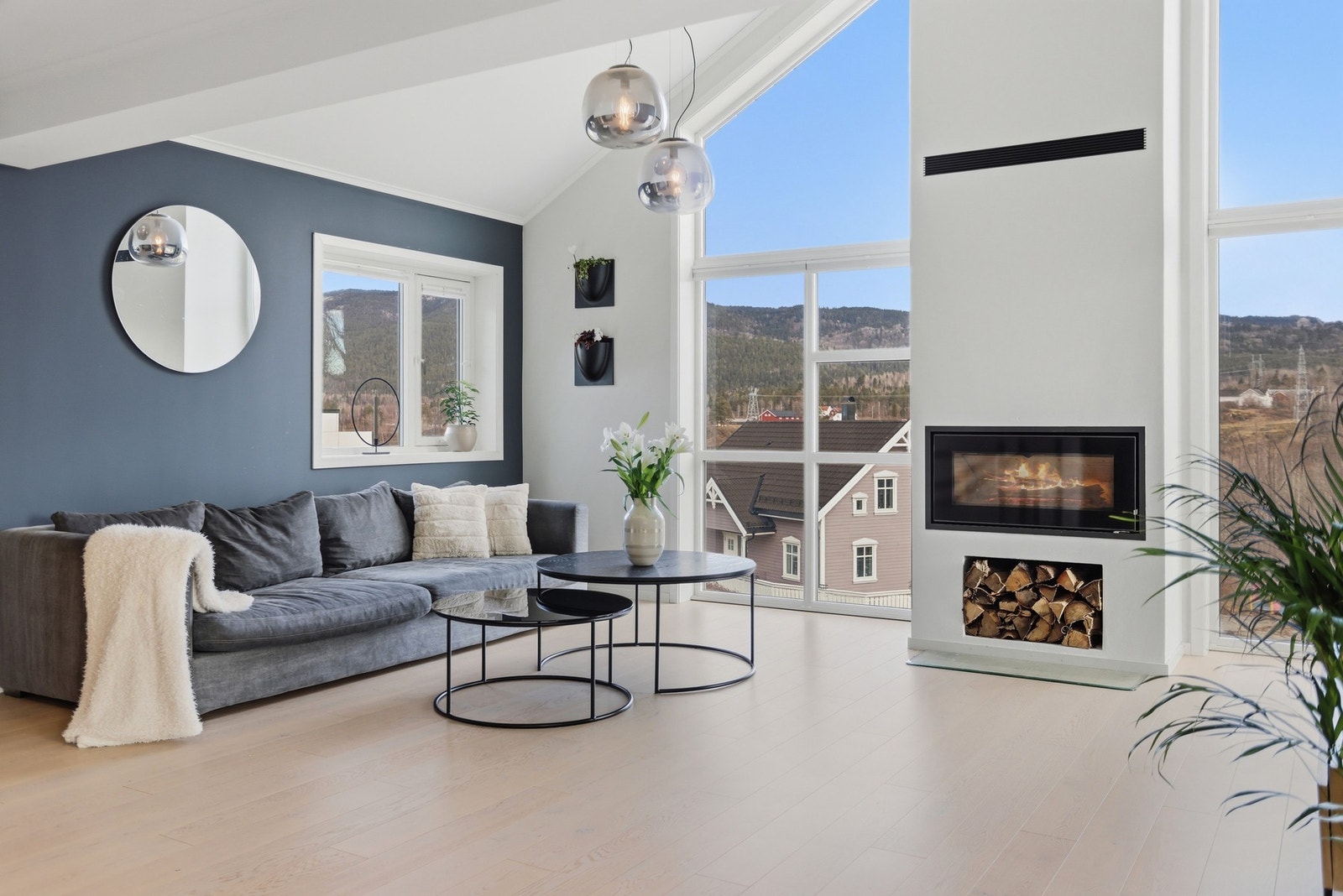 Lekker peis i senter av stuen som gir god varme på kalde vinterdager Galleribilde