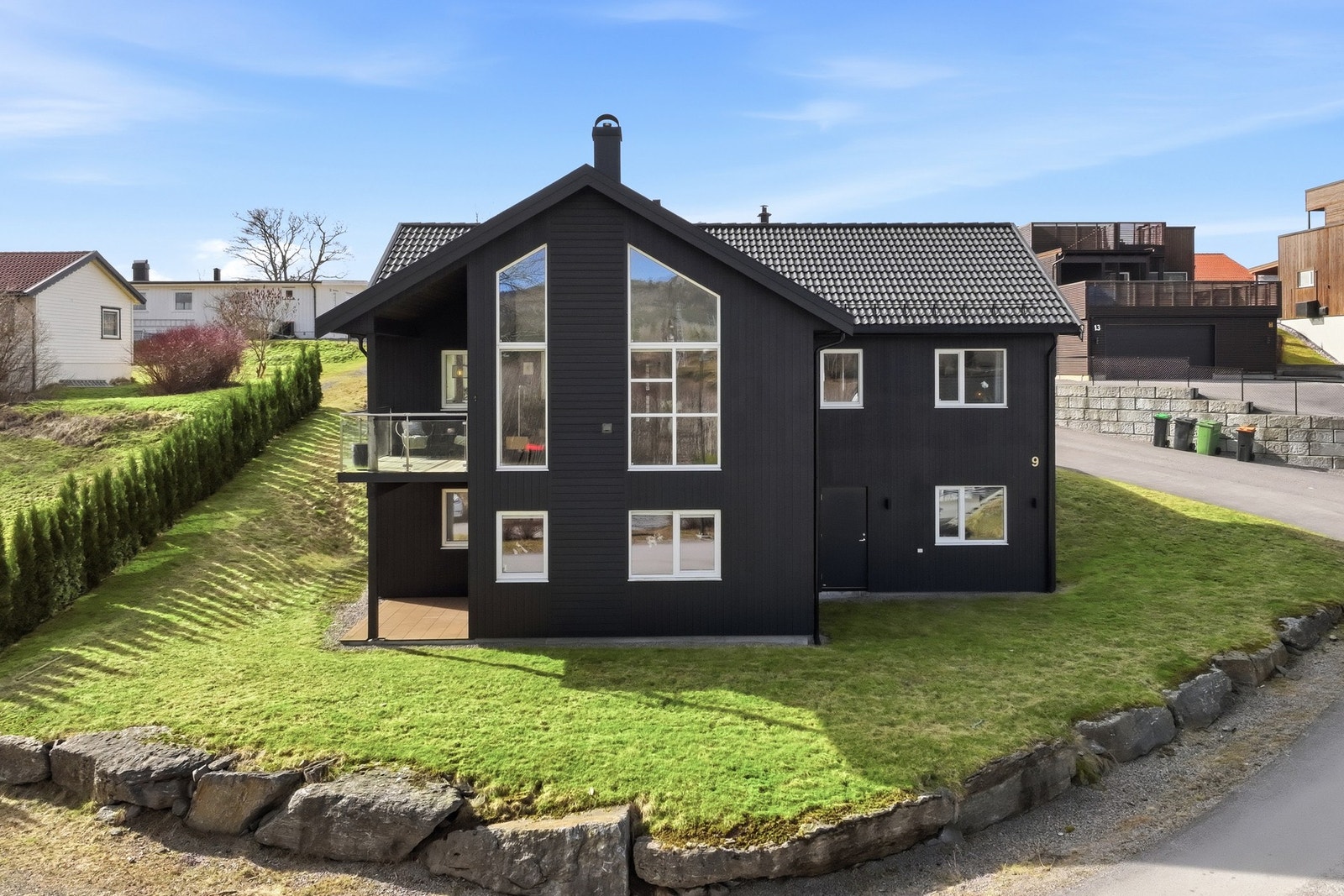 Velkommen til visning! Moderne, sortmalt enebolig med store vindusflater og balkong, beliggende i et rolig nabolag. Galleribilde