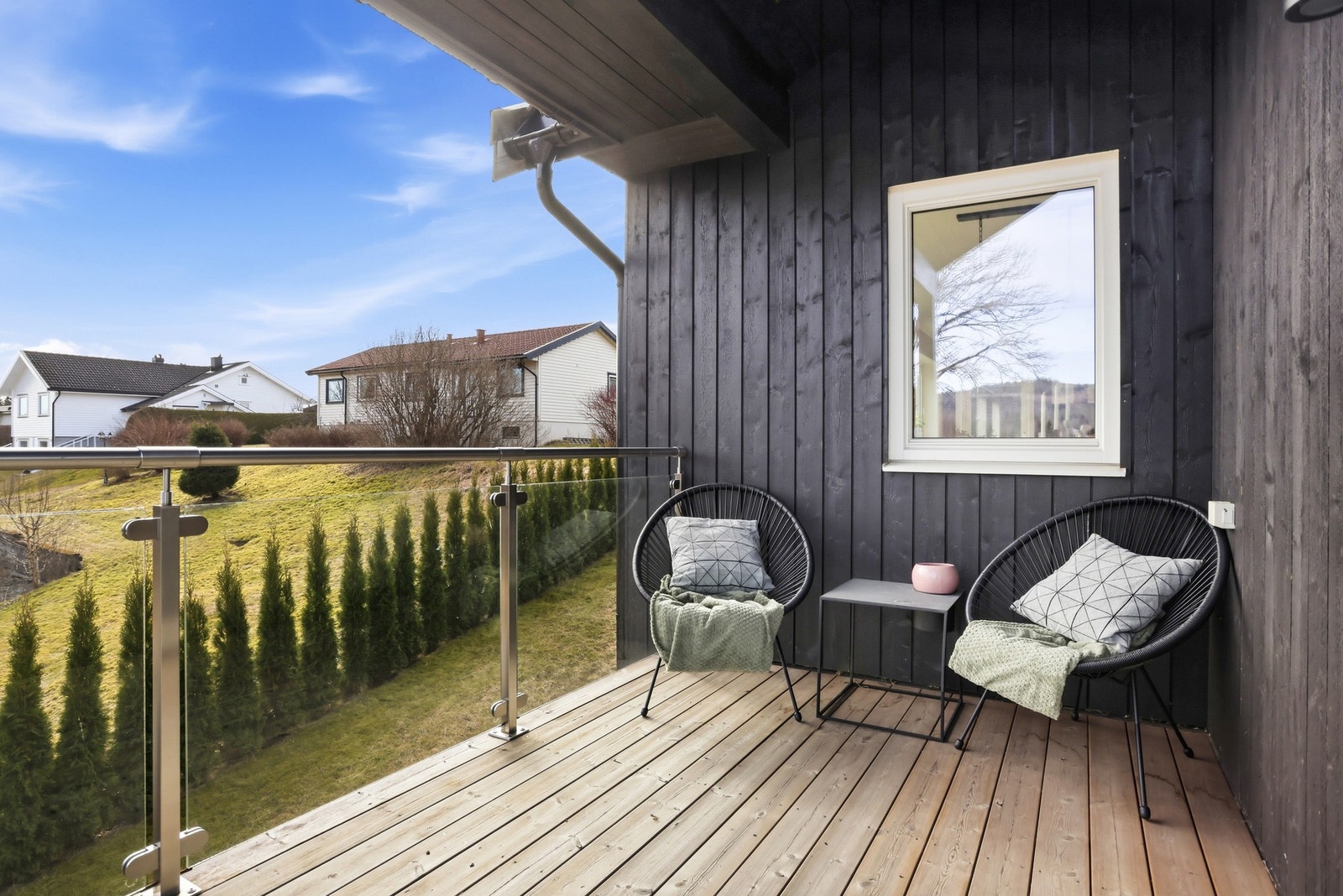 Lun sittekrok på terrasse, denne terrassen har glassrekkverk hele veien for å bevare utsikt Galleribilde