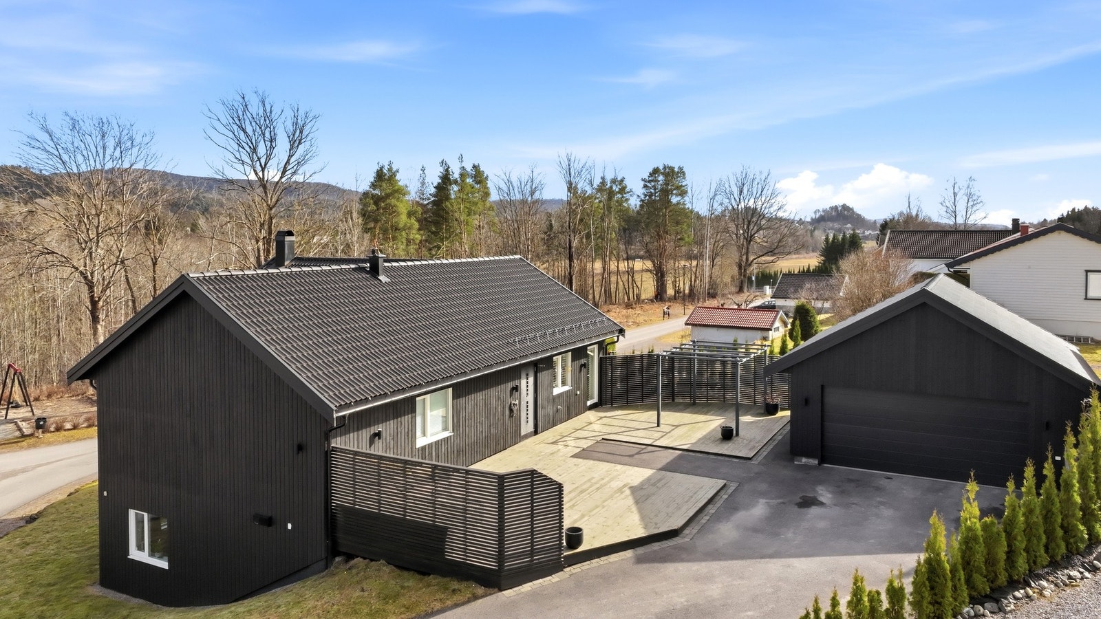 Stor uteplass med ettermiddag- og kveldssol Galleribilde