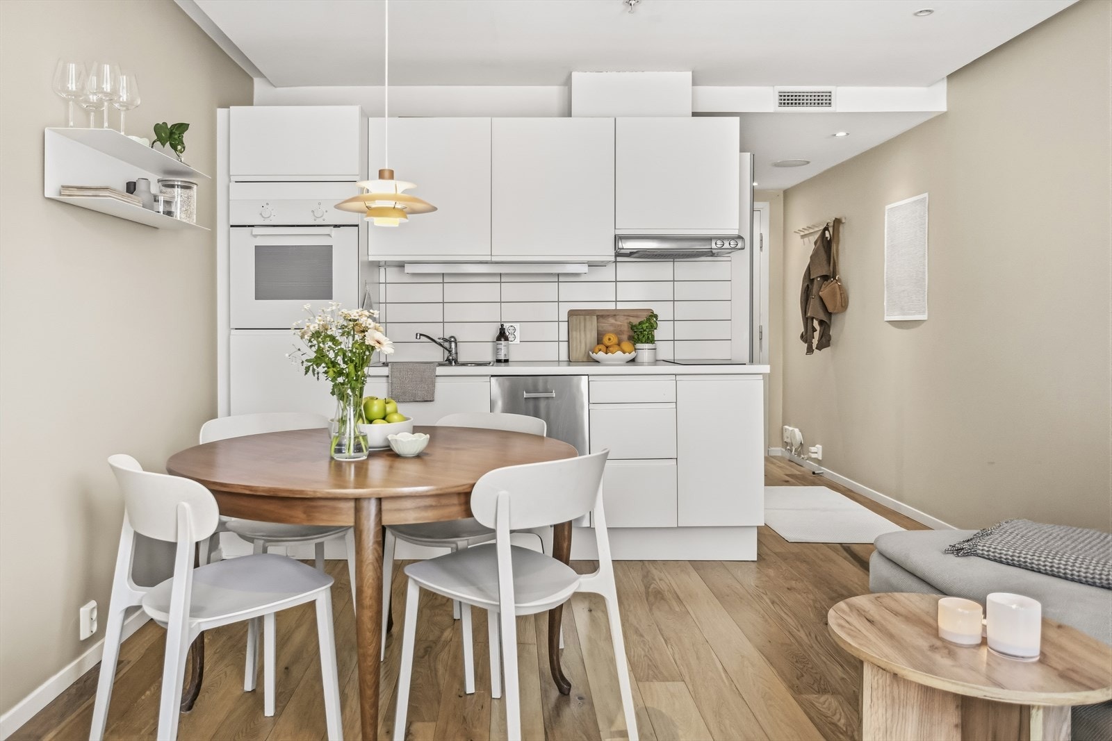 Kjøkken fra IKEA med glatte fronter og laminert bankeplate. Galleribilde