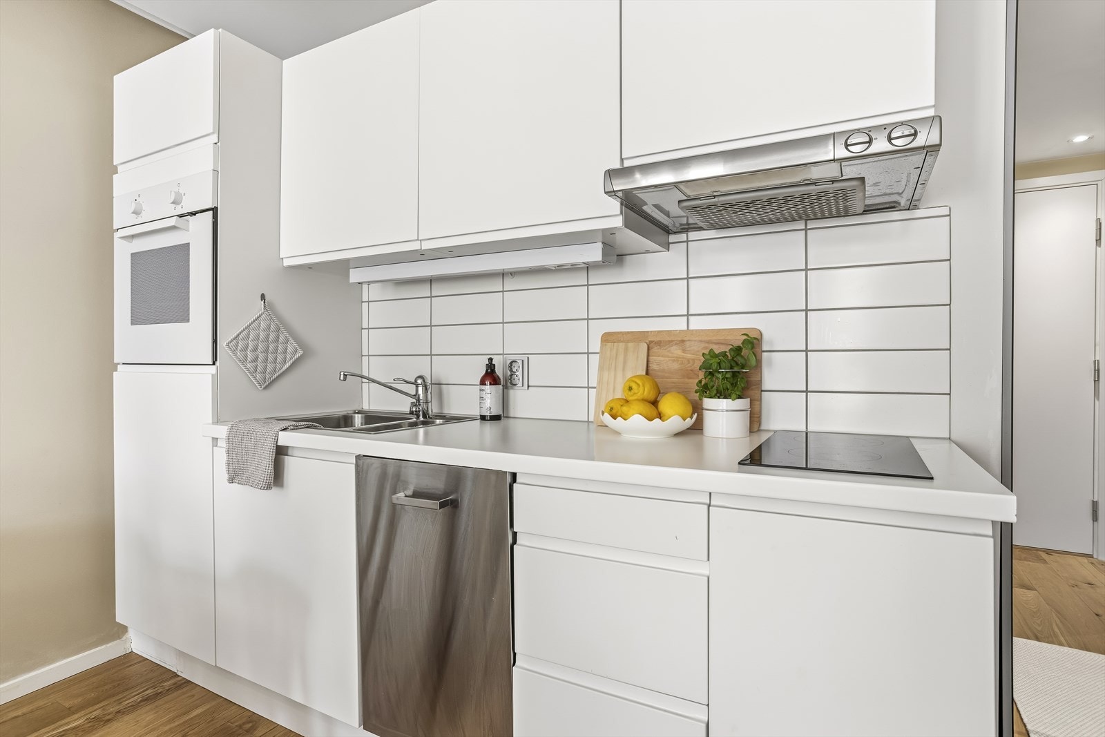Kjøkkenet er utstyrt med platetopp, stekeovn, kjøleskap og oppvaskmaskin. Galleribilde