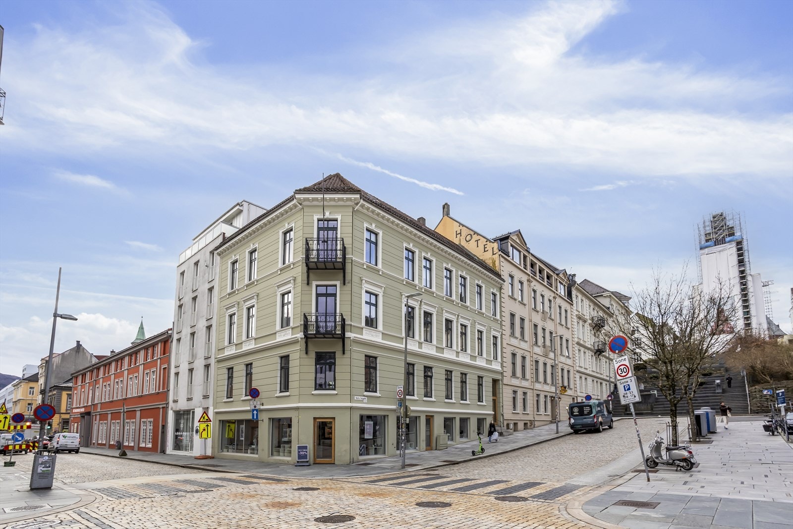 Leiligheten ligger midt i sentrum og har kort vei til "alt". Galleribilde
