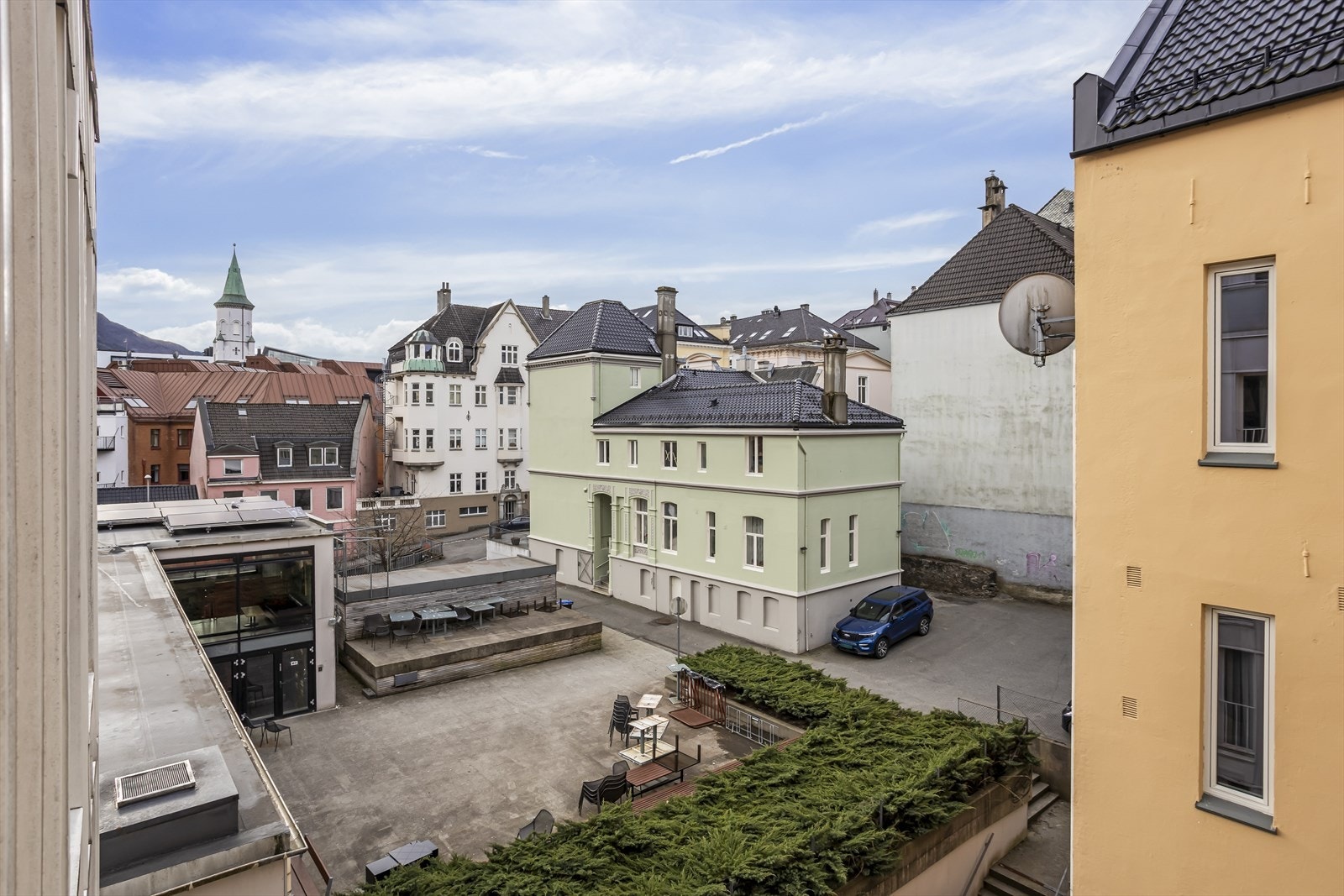 Fra leilighetens vinduer får du denne utsikten! Galleribilde