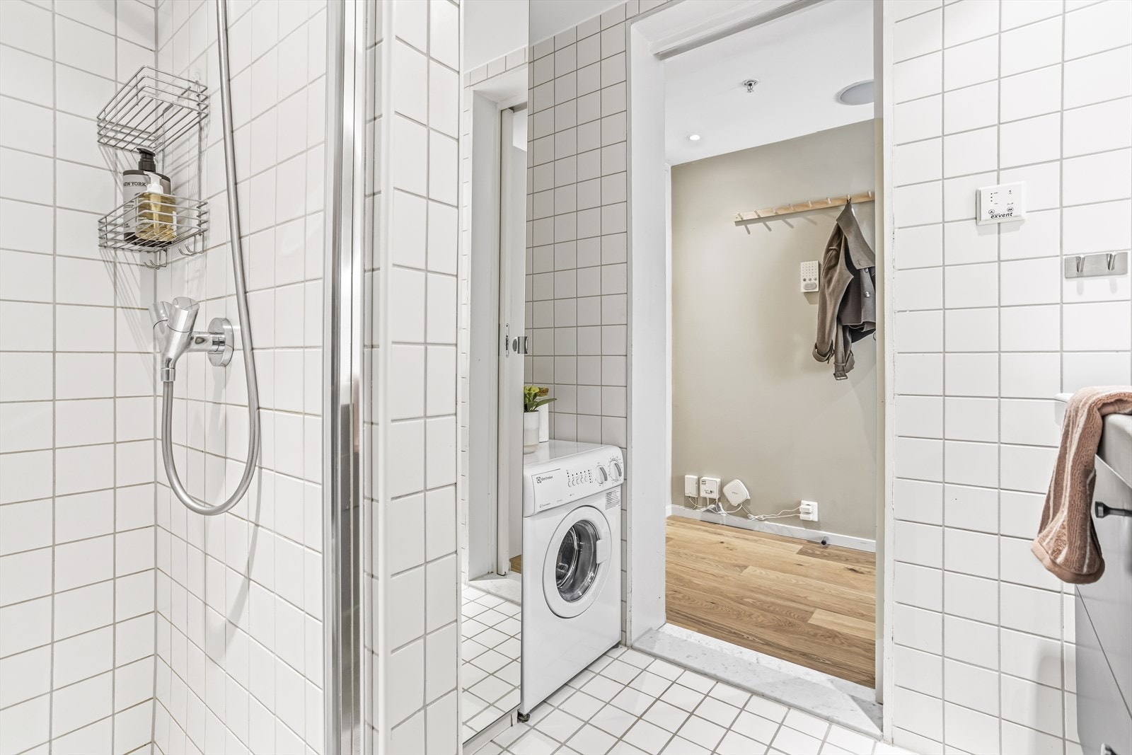 Badet har opplegg for vaskemaskin og er i dag utstyrt med en liten vaskemaskin. Galleribilde