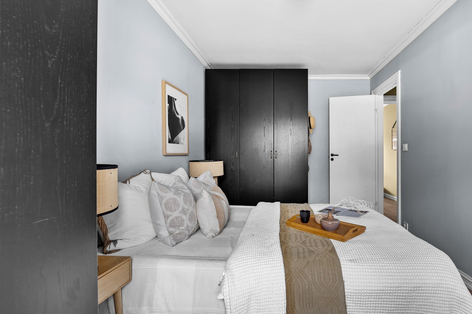 Et lyst rom med gode oppbevaringsmuligheter. Galleribilde
