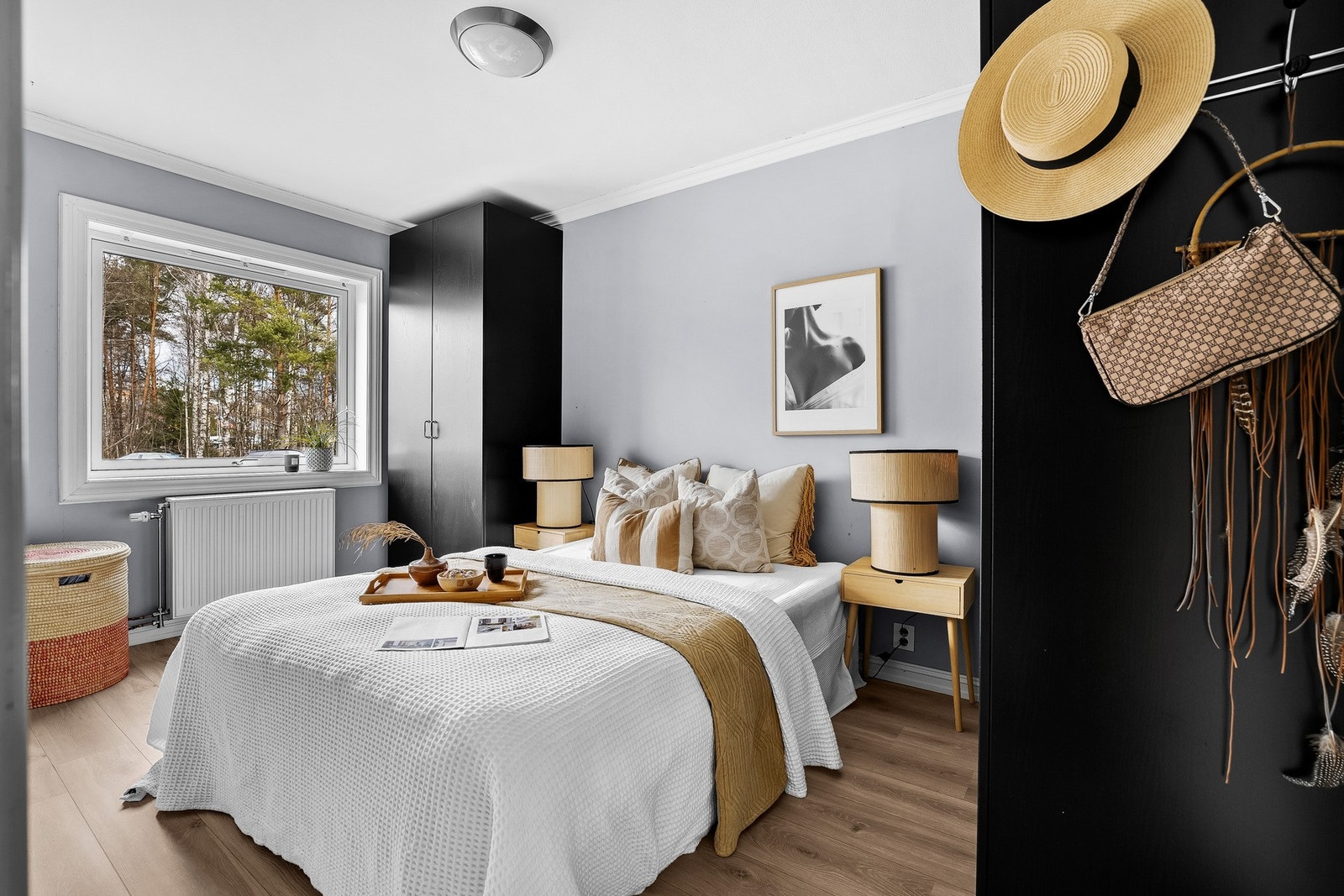 Rolig soverom med plass til dobbeltseng og garderobe. Galleribilde