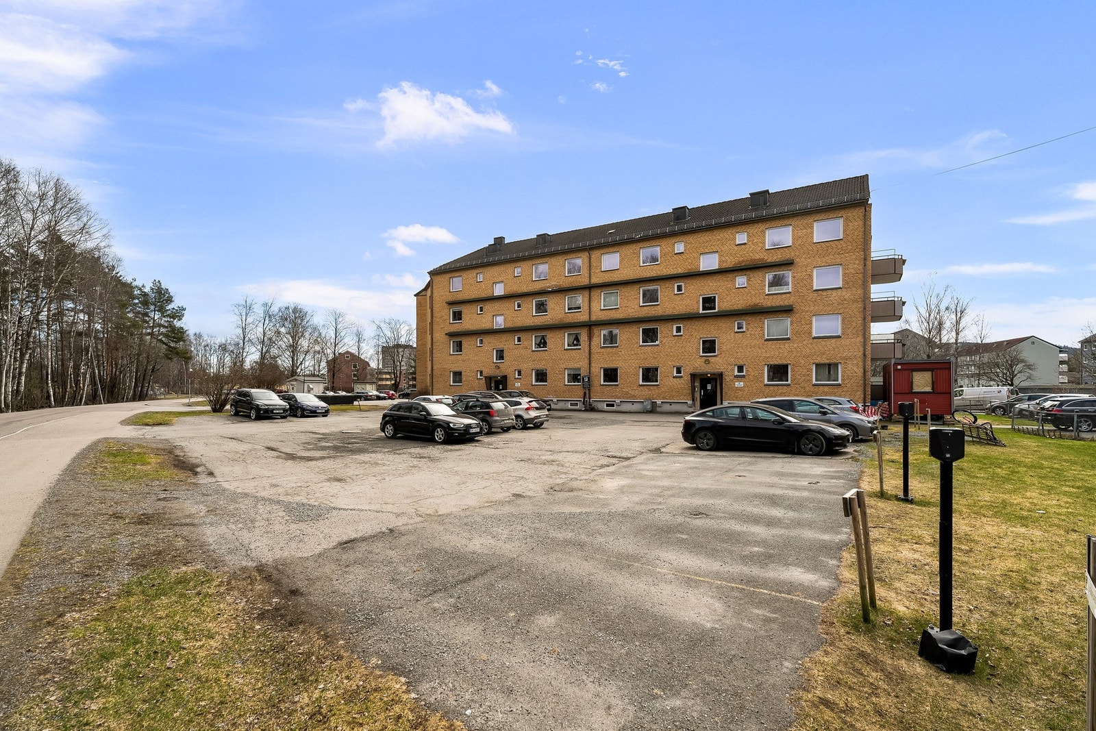 Gode parkeringsmuligheter på felles parkeringsplass. Galleribilde