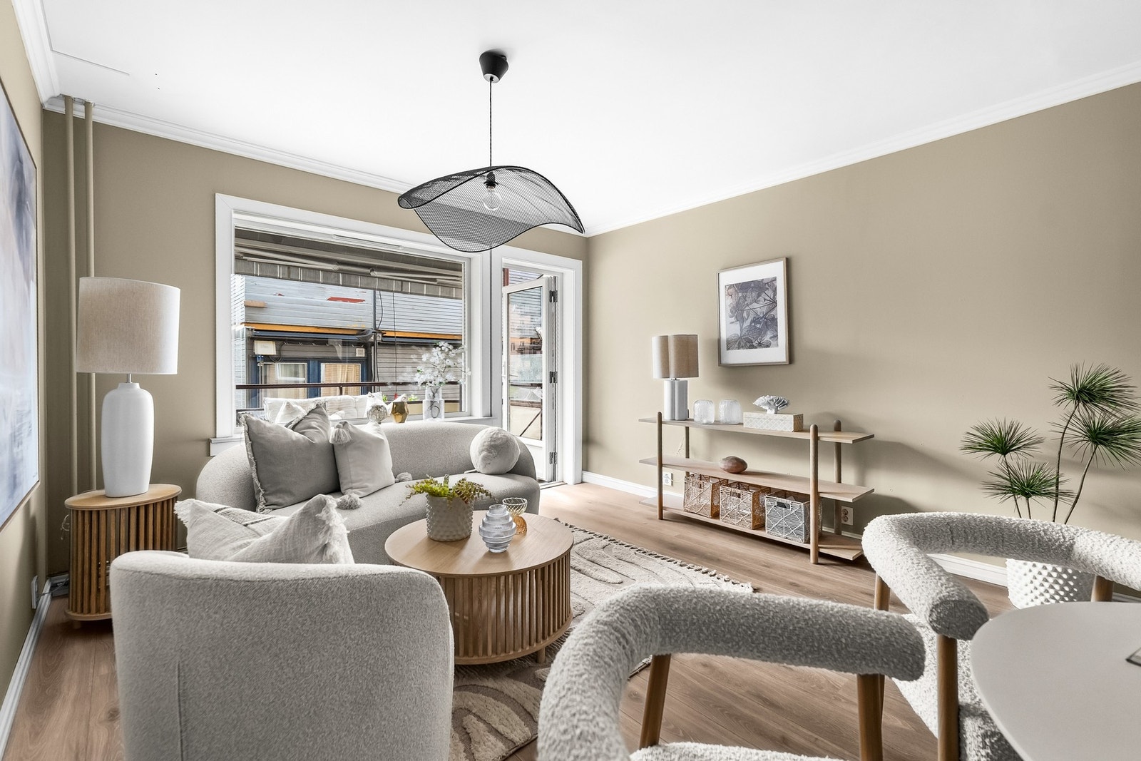 Store vindusflater slipper inn rikelig med lys og har direkte utgang til balkong. Galleribilde