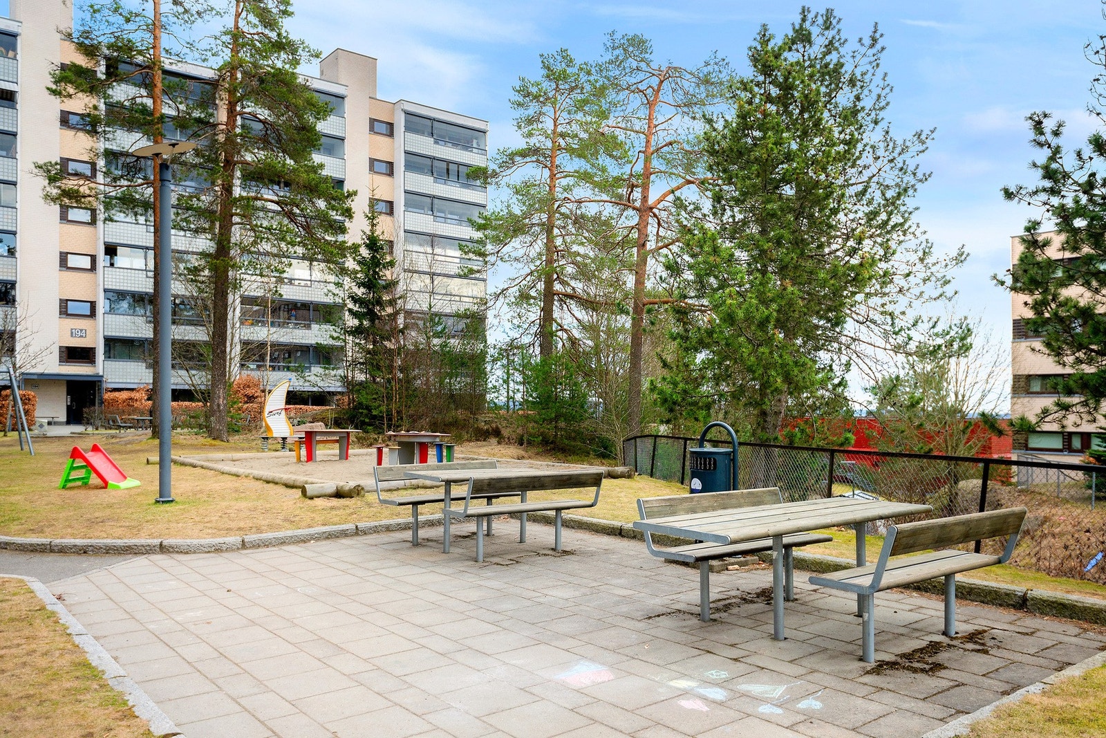 Borettslaget er pent opparbeidet med sitteplasser, lekeplasser og grøntområder. Galleribilde