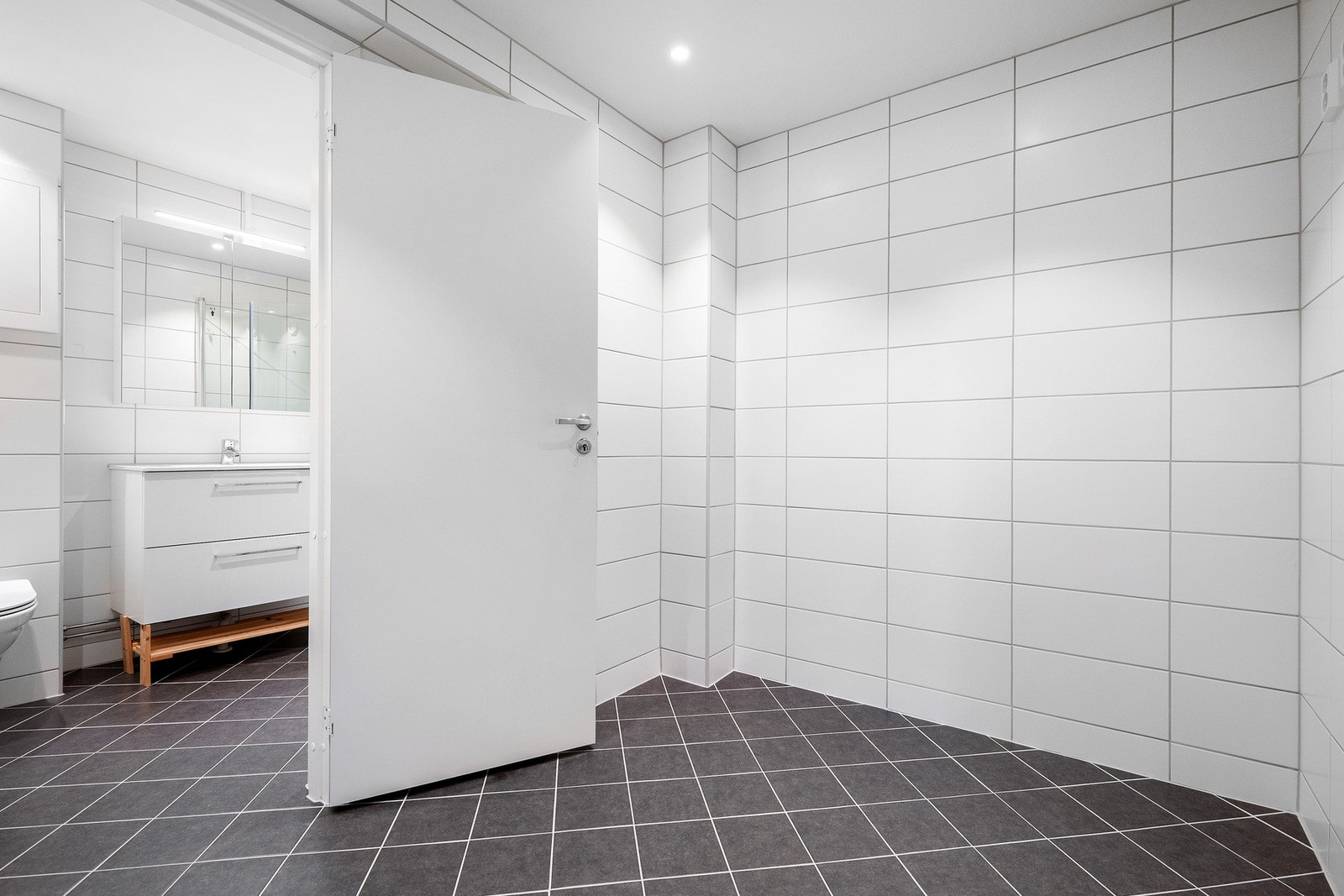 Vaskerom og bad/wc er separat, noe som gjør hverdagen mer praktisk. Galleribilde