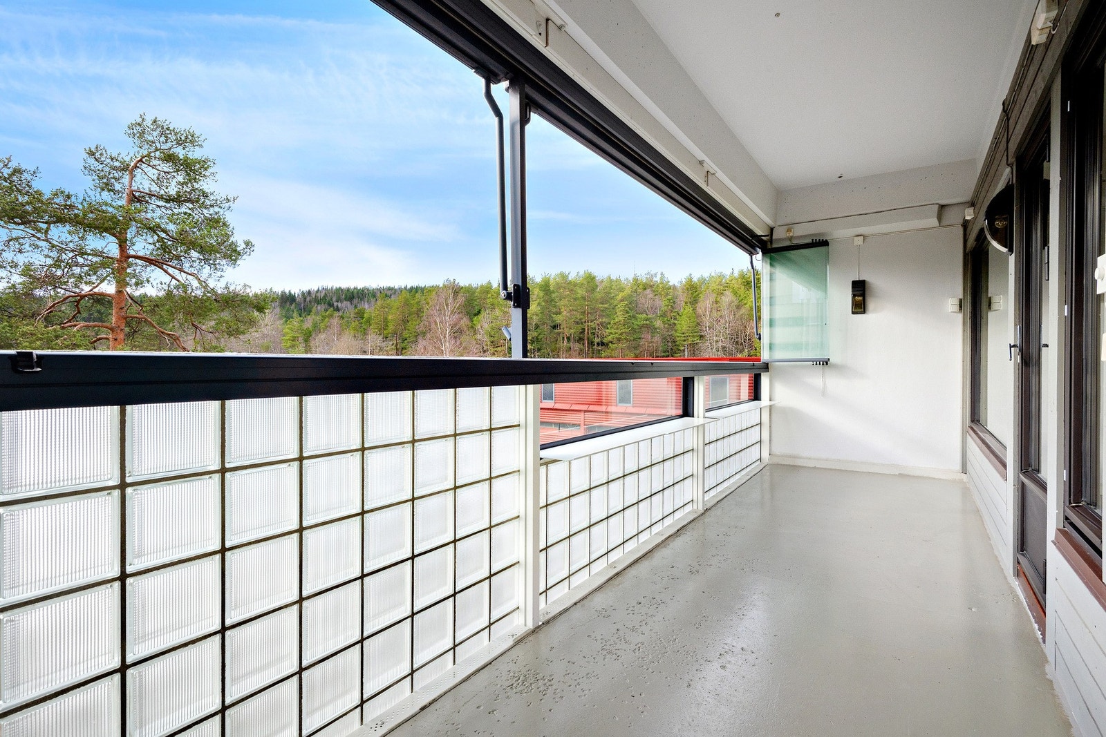 Her er det god plass til grill, utemøbler og beplantning - en herlig forlengelse av stuen hvor du kan skape din egen lune oase. Galleribilde