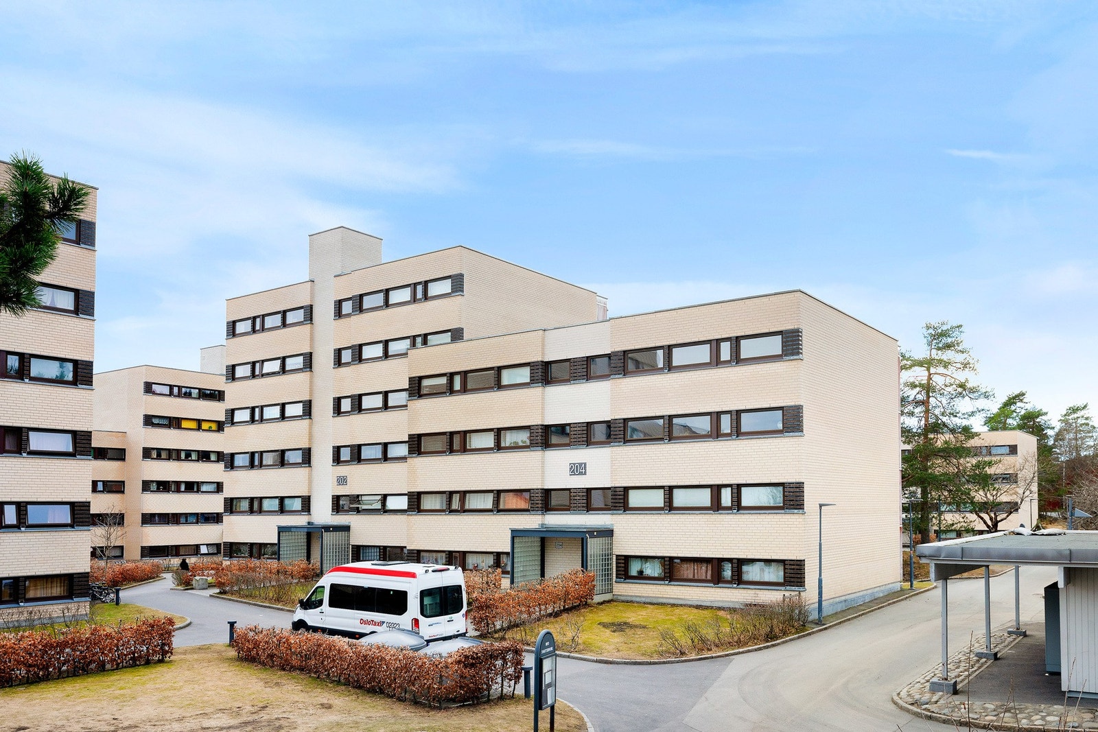 Leiligheten ligger i byggets toppetasje. Galleribilde