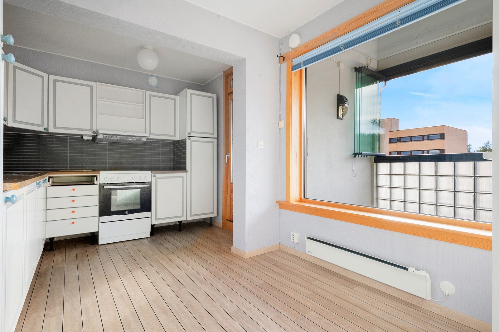 Kjøkkenet ligger delvis adskilt fra stuen og det er plass til frokostbord ved vinduet - perfekt for rolige morgener. Galleribilde