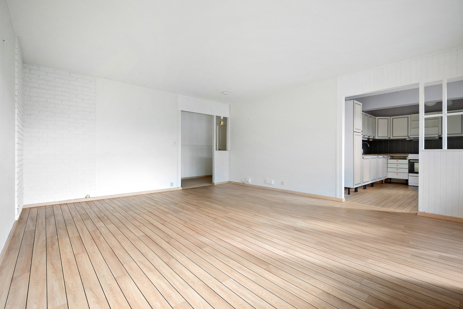 Her er det naturlige møbleringssoner for både sofagruppe, medievegg og spisestue. Galleribilde