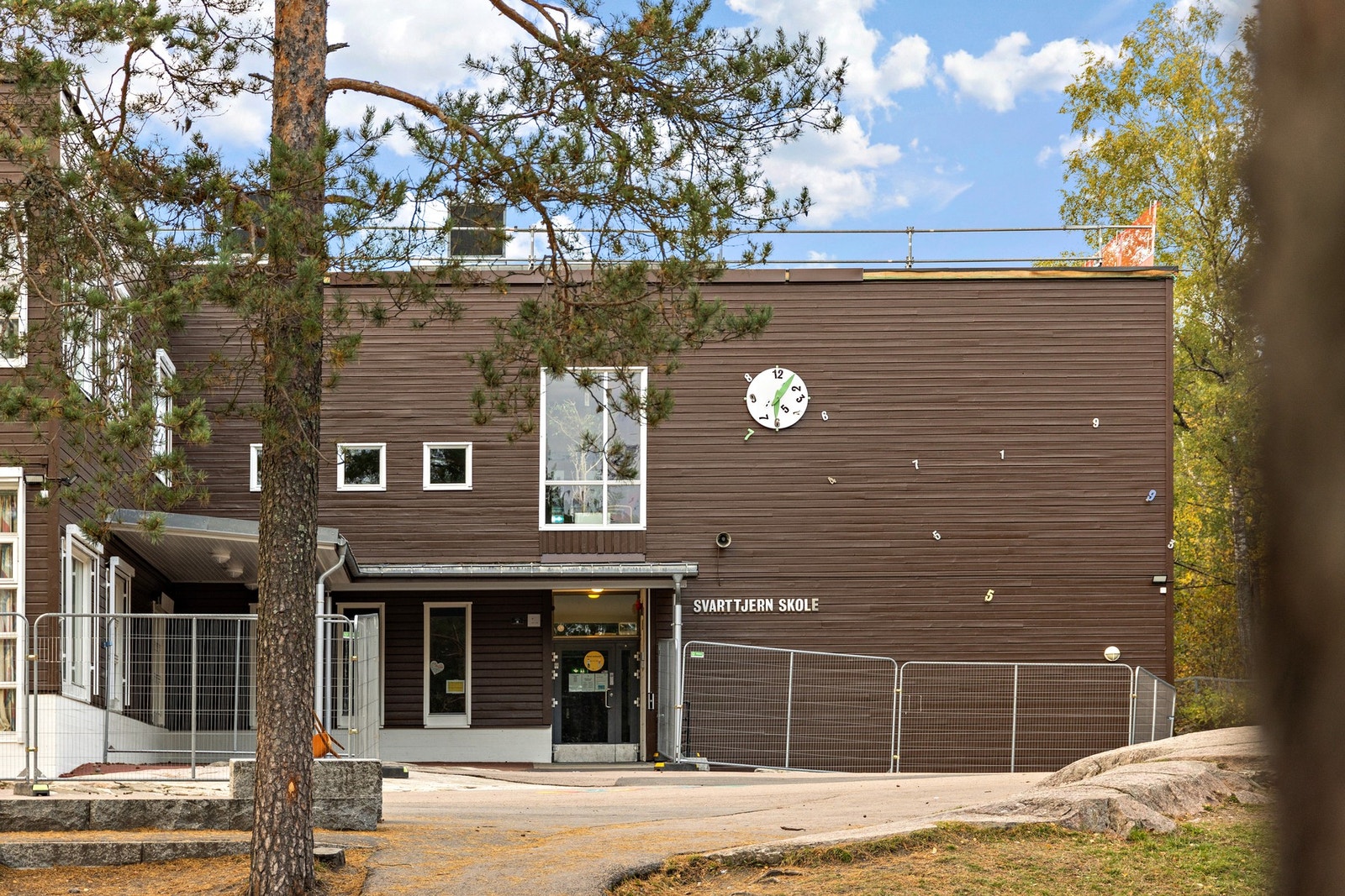 Barna starter først på Svarttjern skole, før de sammen går videre til Tiurleiken og til slutt til Bjøråsen ungdomsskole. Galleribilde