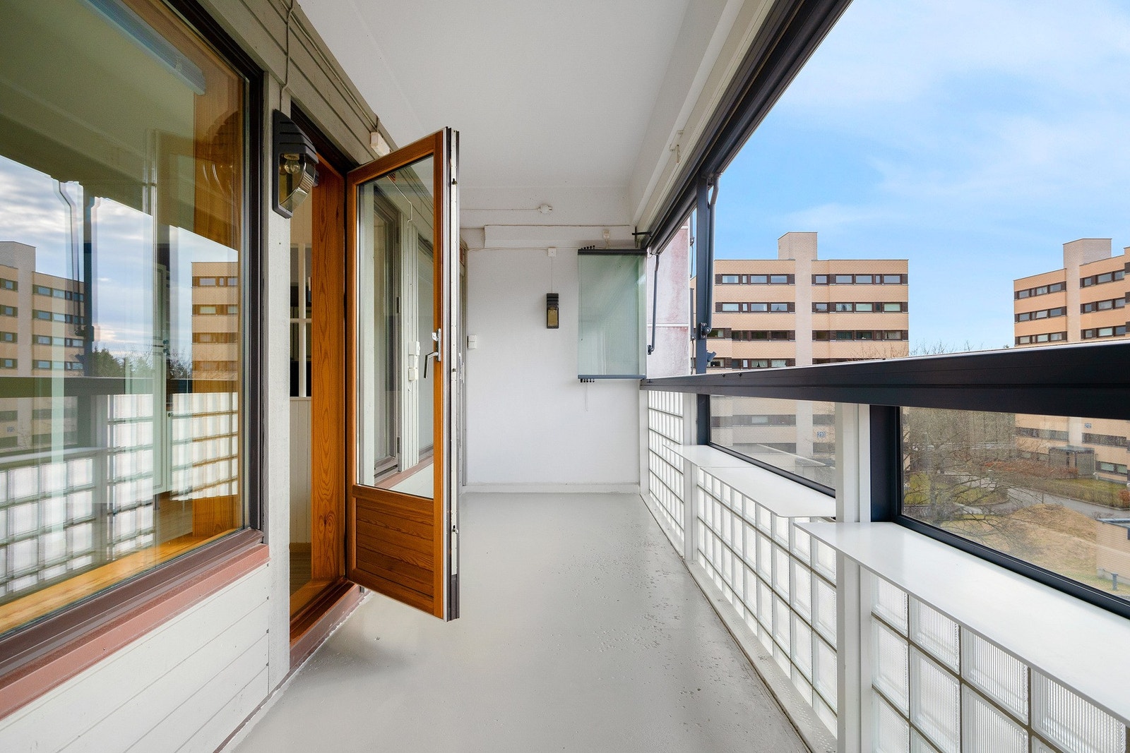 Fra stuen har du utgang til en fantastisk innglasset balkong på 12 kvm med markise. Galleribilde