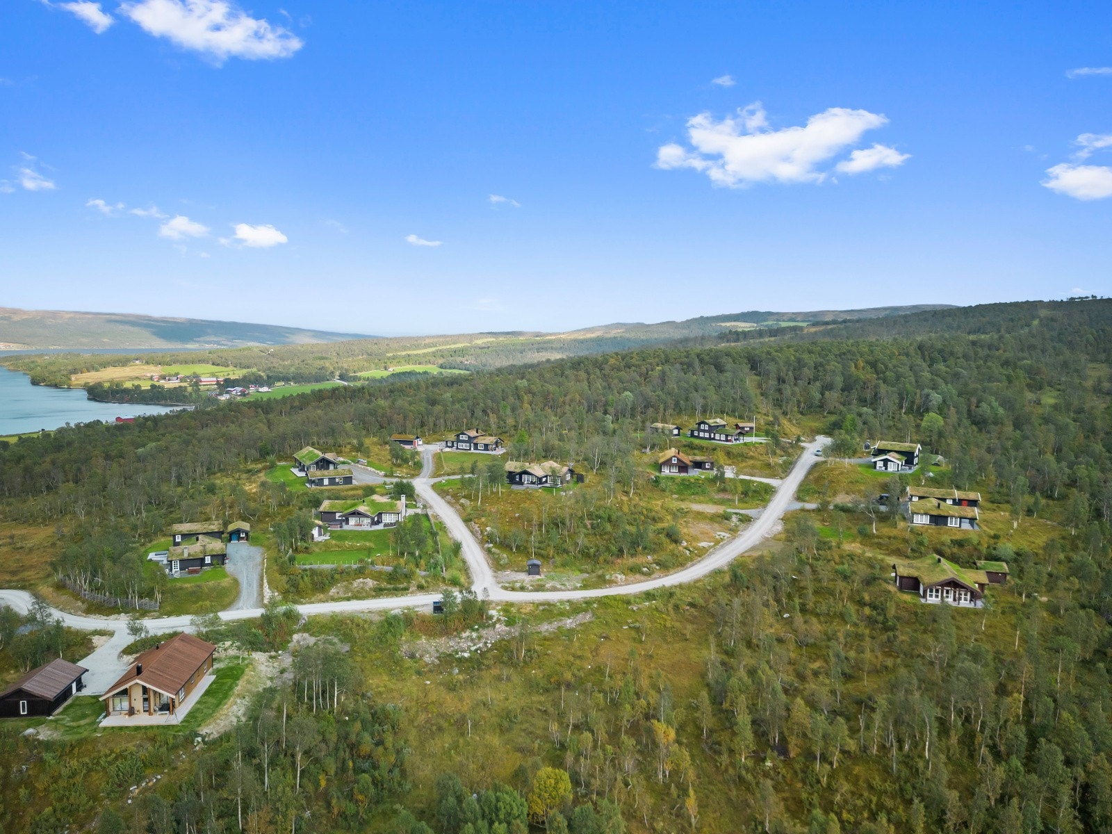 Det er anlagt vei helt frem til hyttetomtene - Veien blir brøytet hele vinteren. Galleribilde