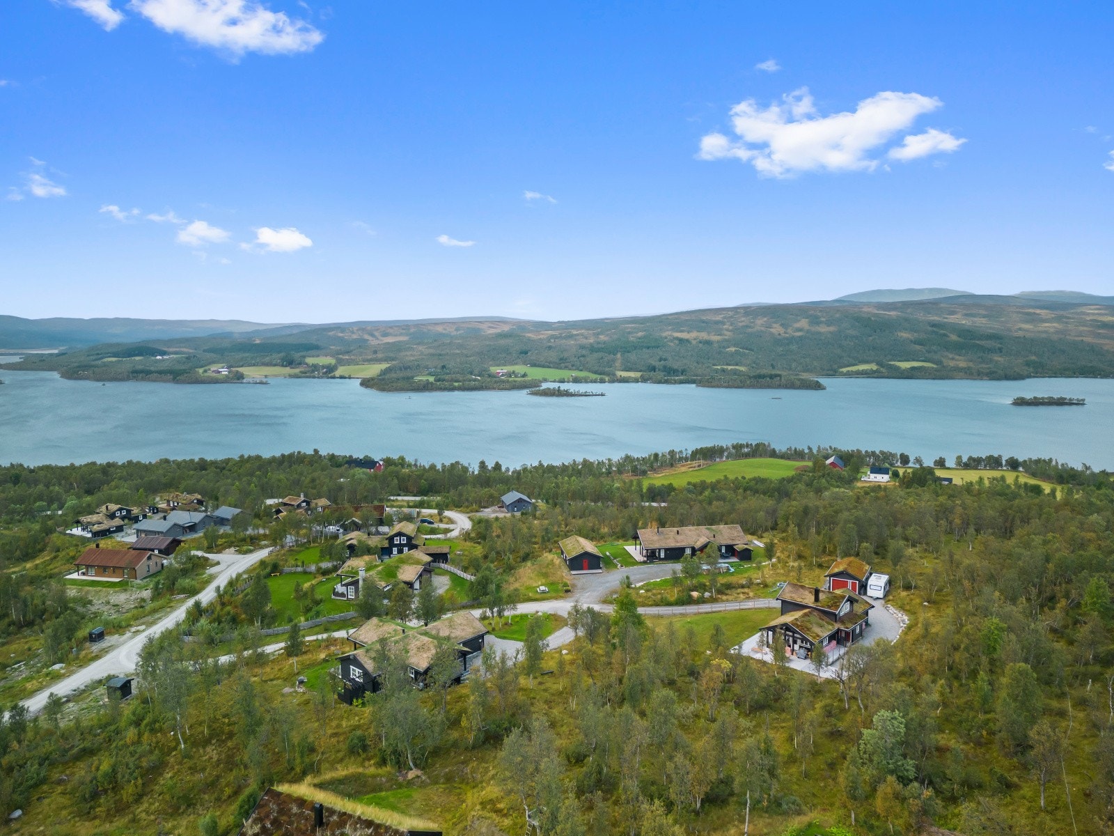 I det nærmeste området rundt hytten er det nydelig turterreng, vinter som sommer. Det er også muligheter for jakt, fiske, gå - og skiturer. Galleribilde