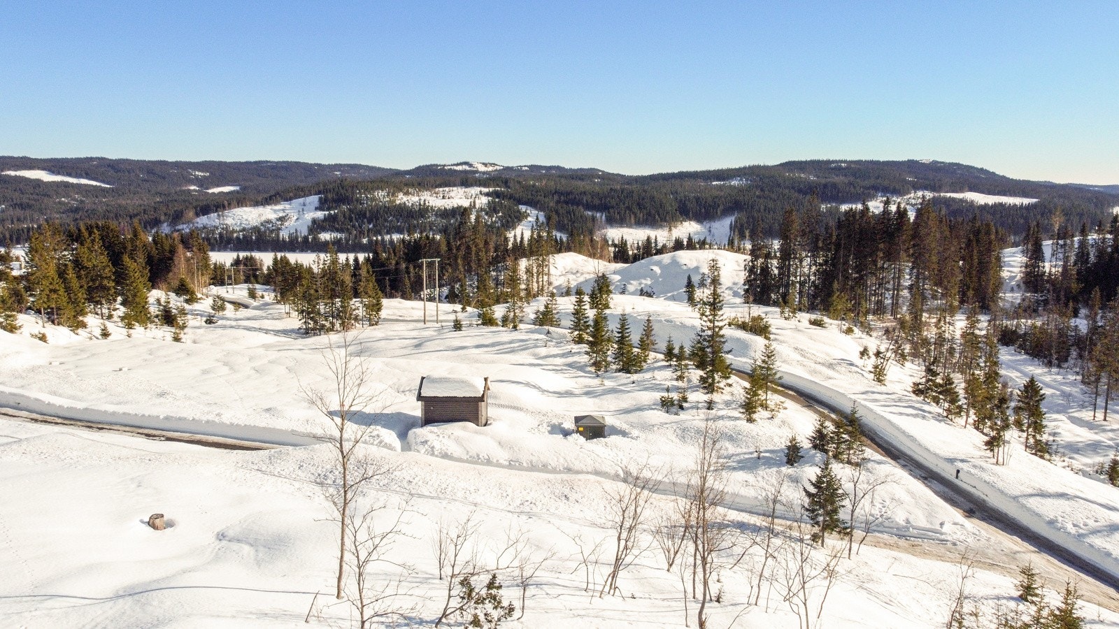 Eiendommen utgjør totalt 1 346 kvm og har et stort potensial for videre utvikling med bla. vann/avløp/strøm ledninger lagt til eiendomsgrensen. Galleribilde