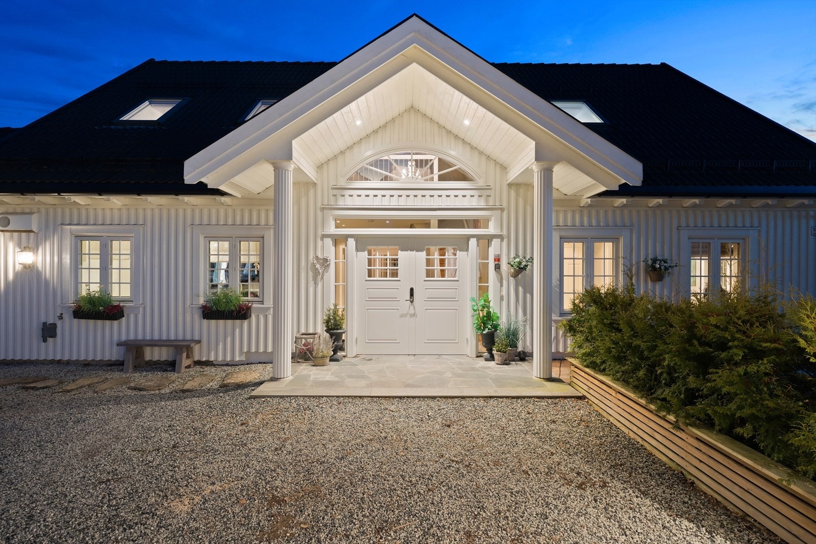 Velkommen til Øvre Berget 5. Stor villa med meget gode sol og utsiktsforhold, beliggende i enden av blindvei. Foto: Anders Kjøndal Galleribilde