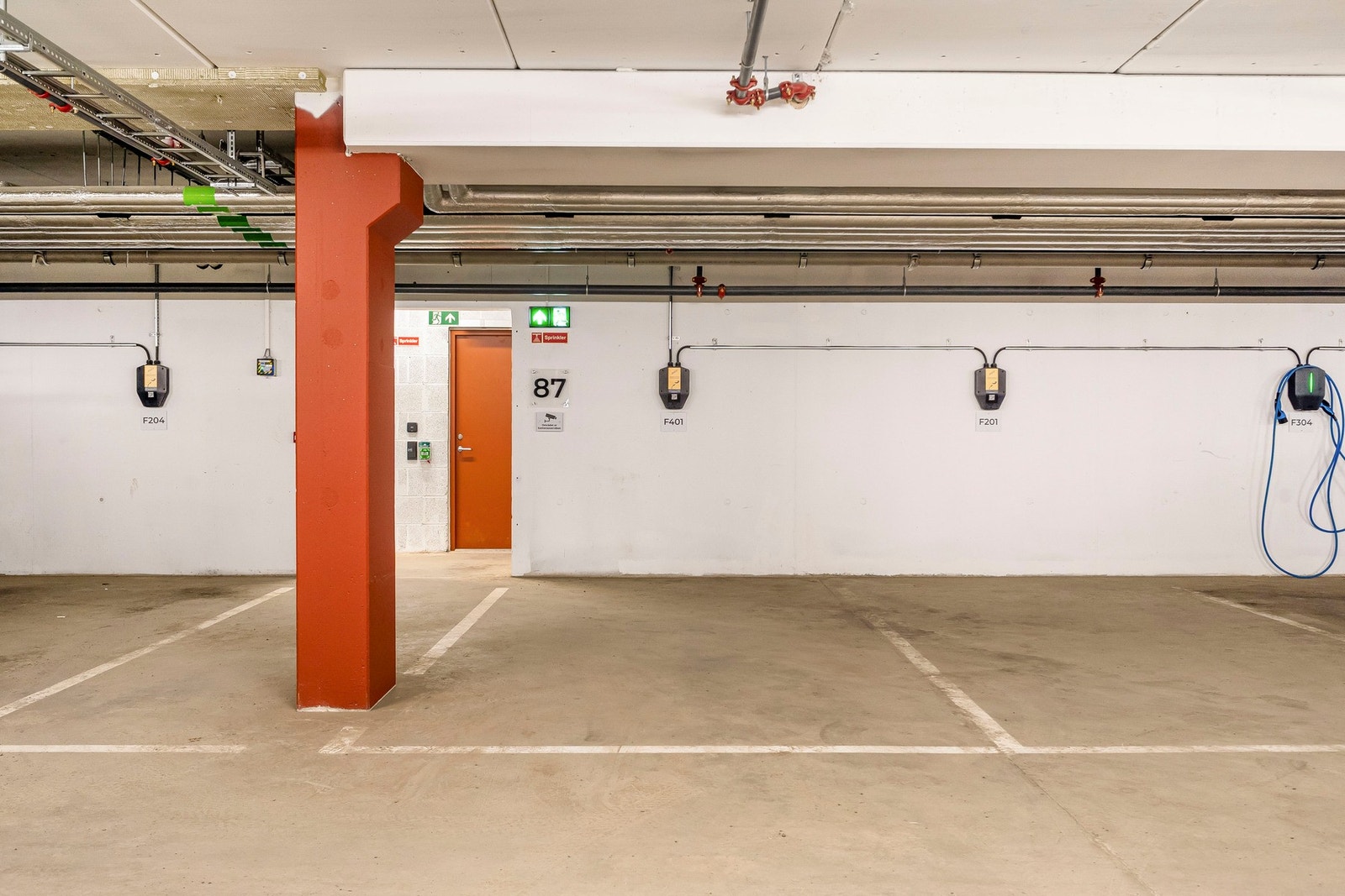 Egen biloppstillingsplass med elbilladet i felles garasjeanlegg. Sameiet har flere gjesteplasser. Galleribilde