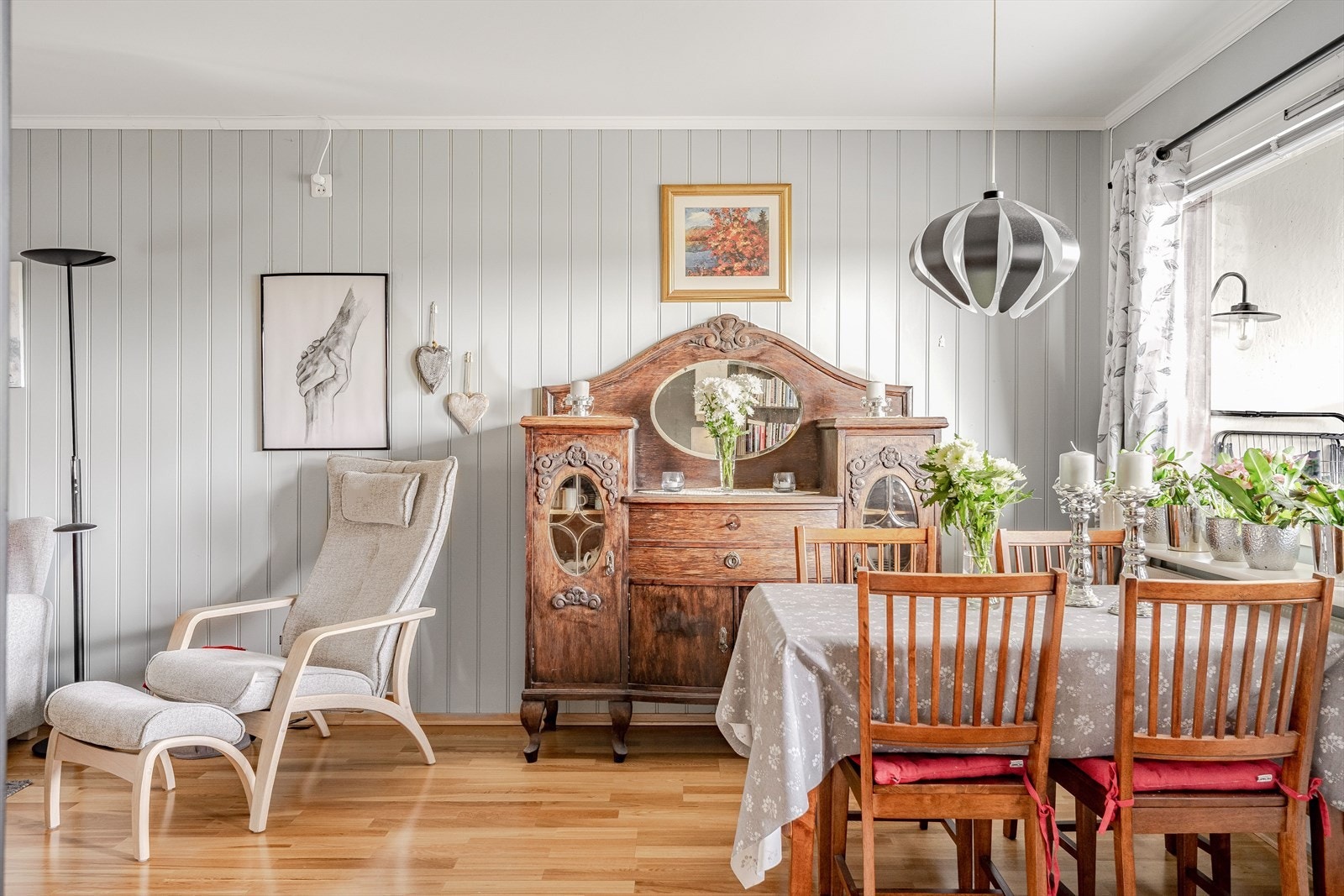 Leiligheten holdes god og lun på vinterstid med fjernvarme til radiatorer. Både á-konto oppvarming (fjernvarme) og grunnpakke TV/bredbånd fra Telenor er inkludert i felleskostnadene. Galleribilde