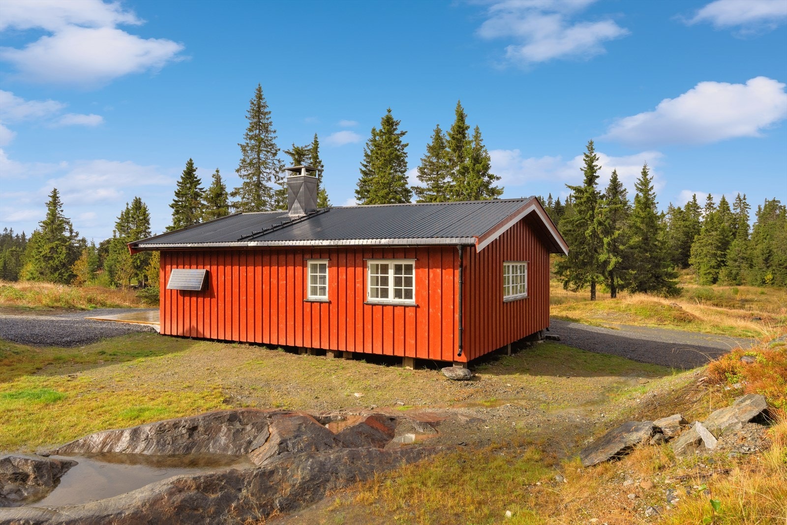 Hytten er utstyrt med solcelleanlegg med ett panel og ett batteri på 290 Ah, som holder til belysning. Galleribilde
