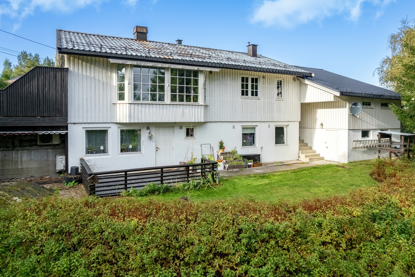 Boligen har en praktisk og familievennlig planløsning fordelt over to plan. Inneholder bl.a. kjøkken, stue, kjellerstue (ikke godkjent), 3 bad, 3 soverom + innredet rom. Galleribilde