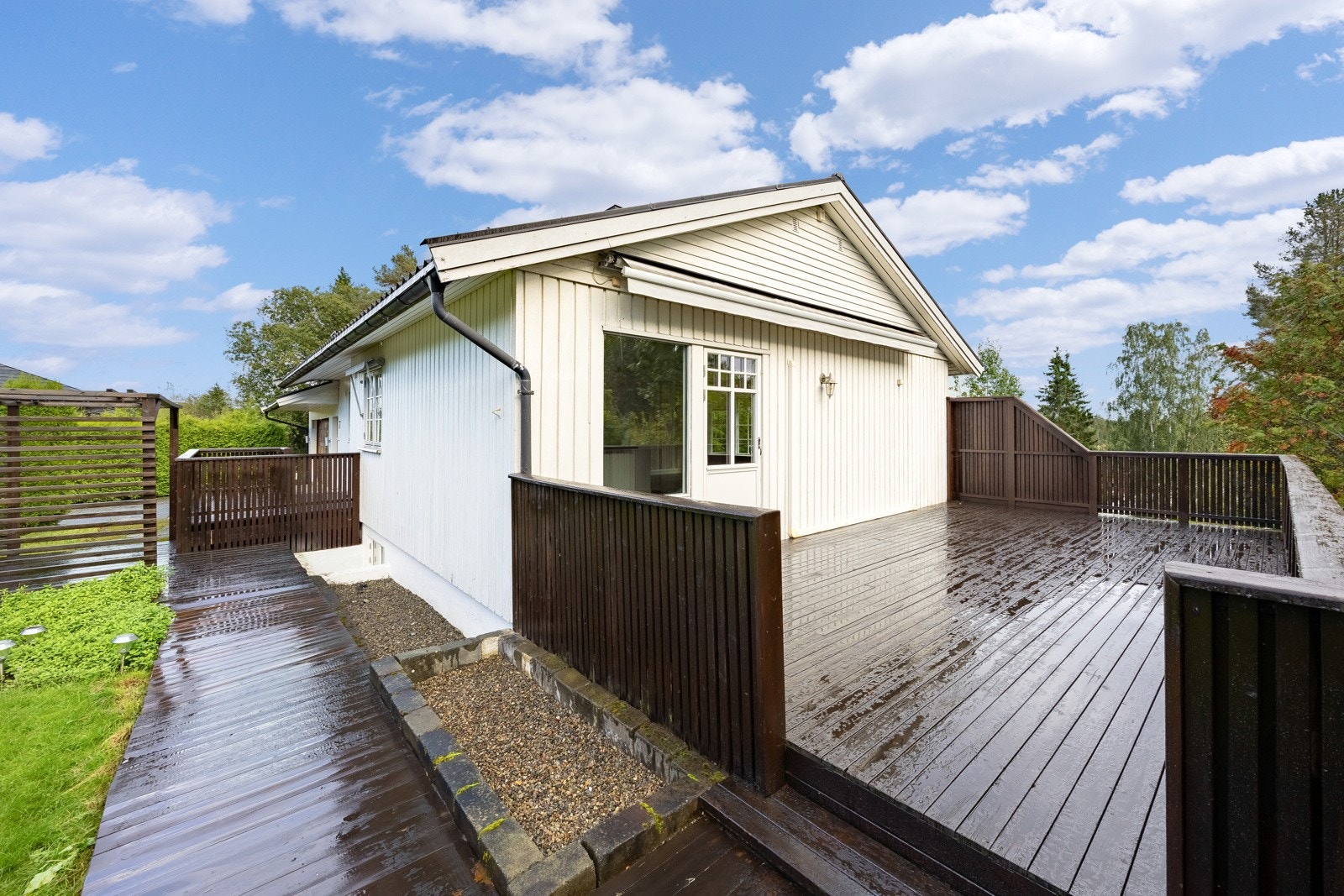 Fra stuen er det utgang til en stor og solrik vestvendt terrasse på ca. 32 kvm. Galleribilde