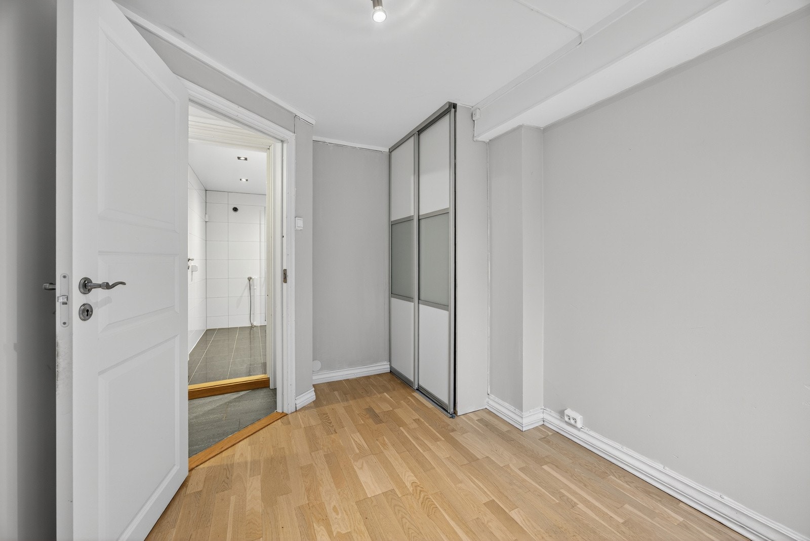 Innredet rom i underetasjen er innredet etter byggeår og er ikke omsøkt og bruksendret til kommunen (ikke godkjent til et varig oppholdsrom). Rommet benyttes av dagens eier til soverom. Galleribilde