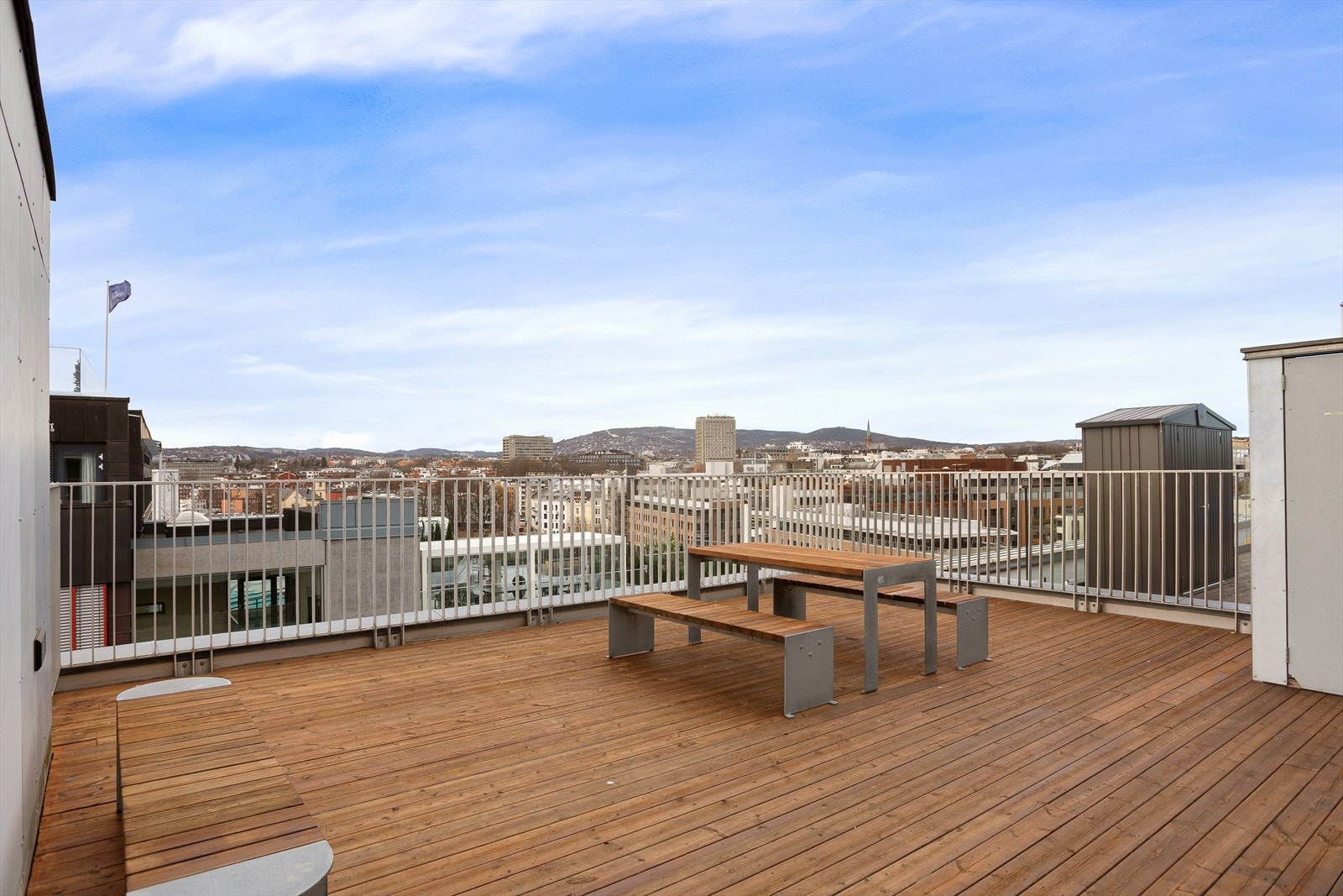Felles takterrasse med nydelig utsikt og sol fra morgen til kveld Galleribilde