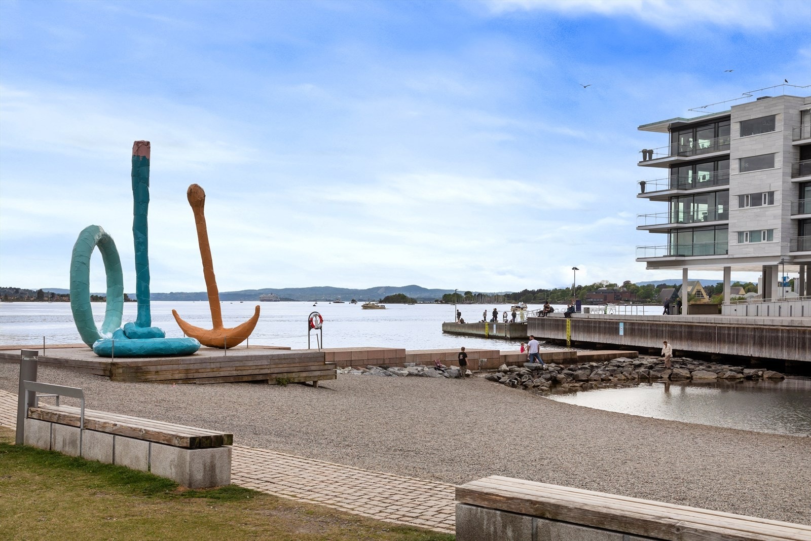 Tjuvholmen Bystrand - populær og urban badeplass med sandstrand, svaberg og flotte solforhold, perfekt for varme sommerdager Galleribilde