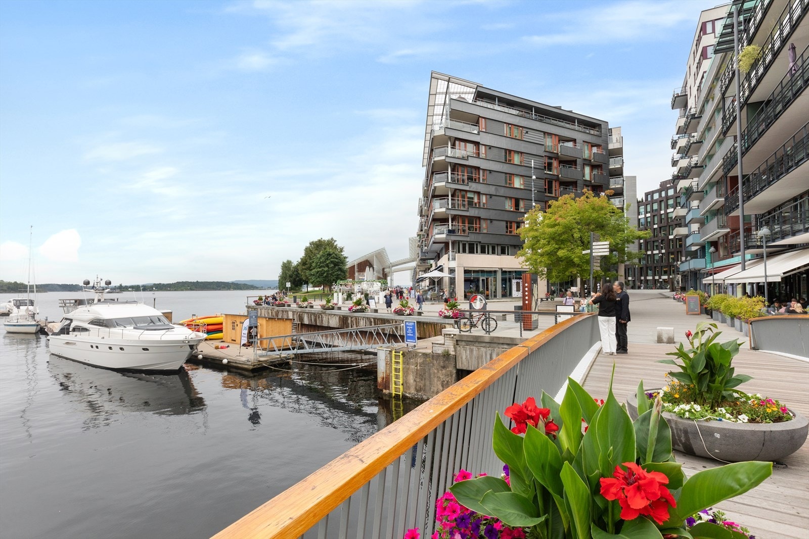 Området er en oase ved sjøen med flotte uteområder og et stort utvalg av ulike serveringssteder Galleribilde