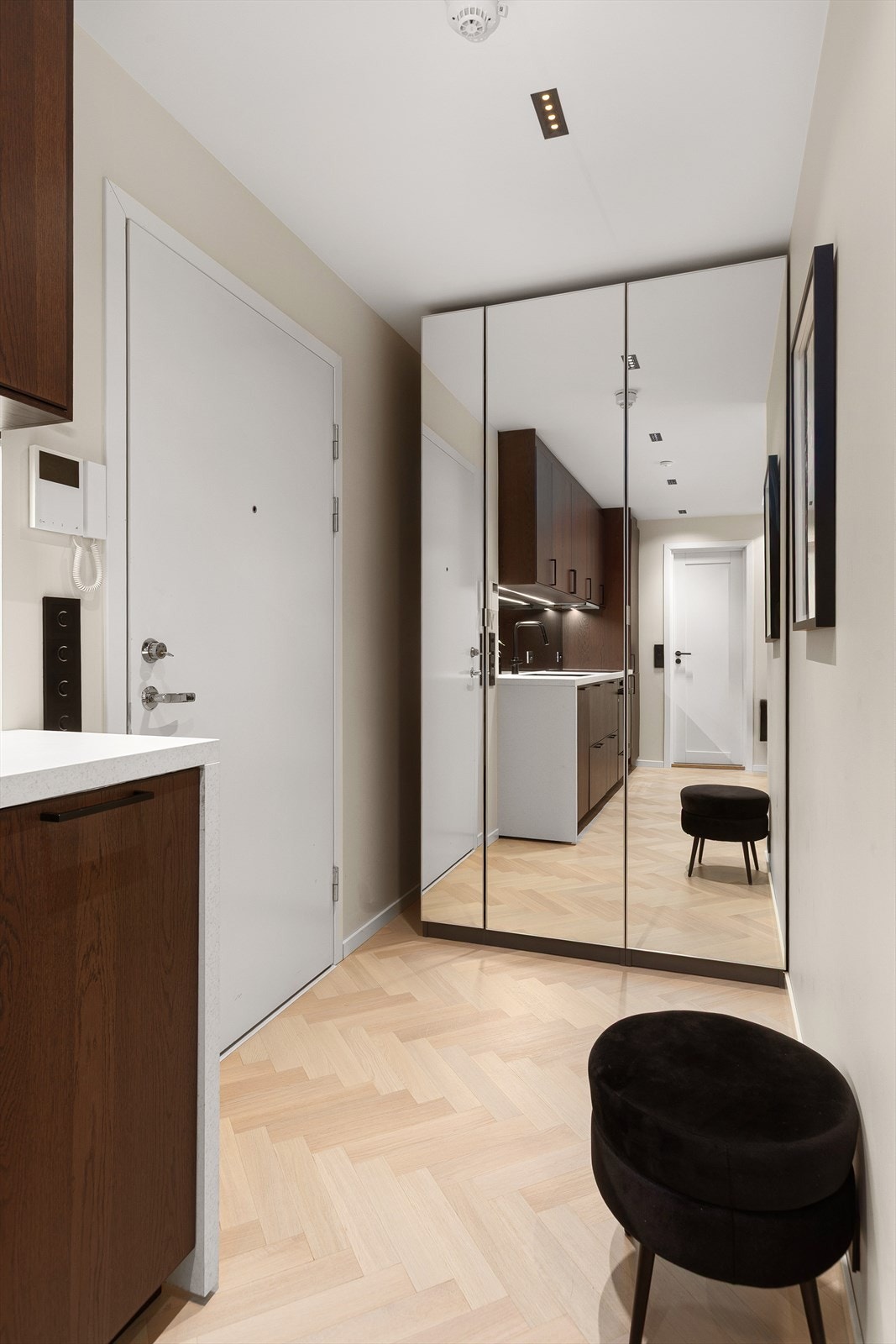 Entré med stort speilskap og gode oppbevaringsmuligheter Galleribilde