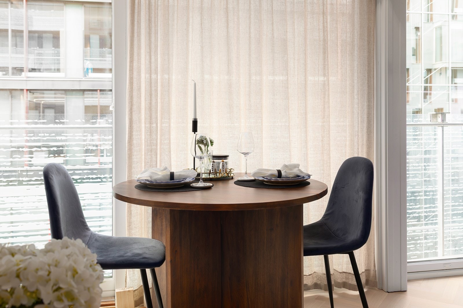 Store vindusflater fra tak til gulv gir rikelig med naturlig lys og skaper en luftig og åpen atmosfære i rommet Galleribilde