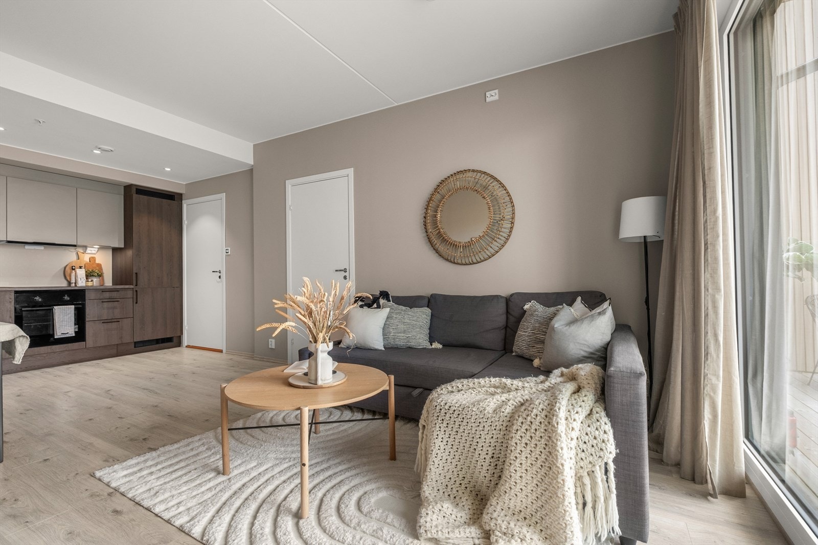 Stuen fremstår moderne og luftig med store vindusflater som slipper inn rikelig med dagslys. I stuen er det også verdt å nevne at det er klargjort for dimming i stikkontakt. Galleribilde