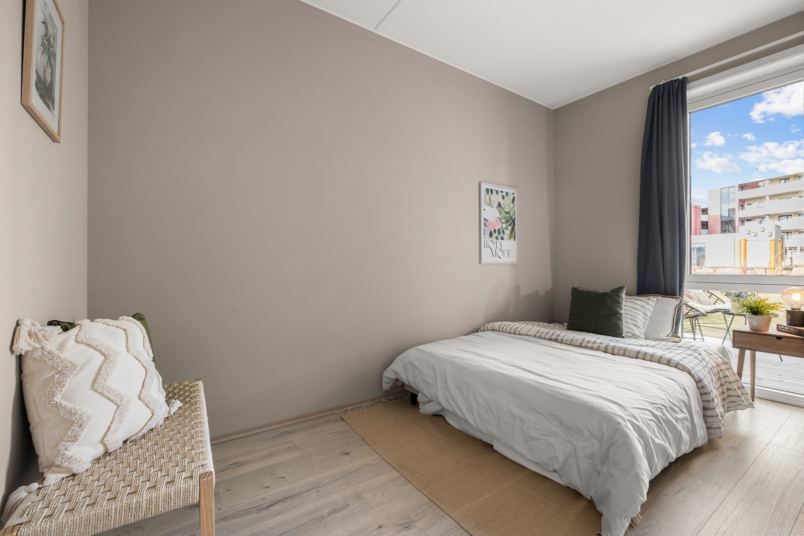 Soverom 1 på 8 m² med god plass til seng og garderobeløsning. Galleribilde