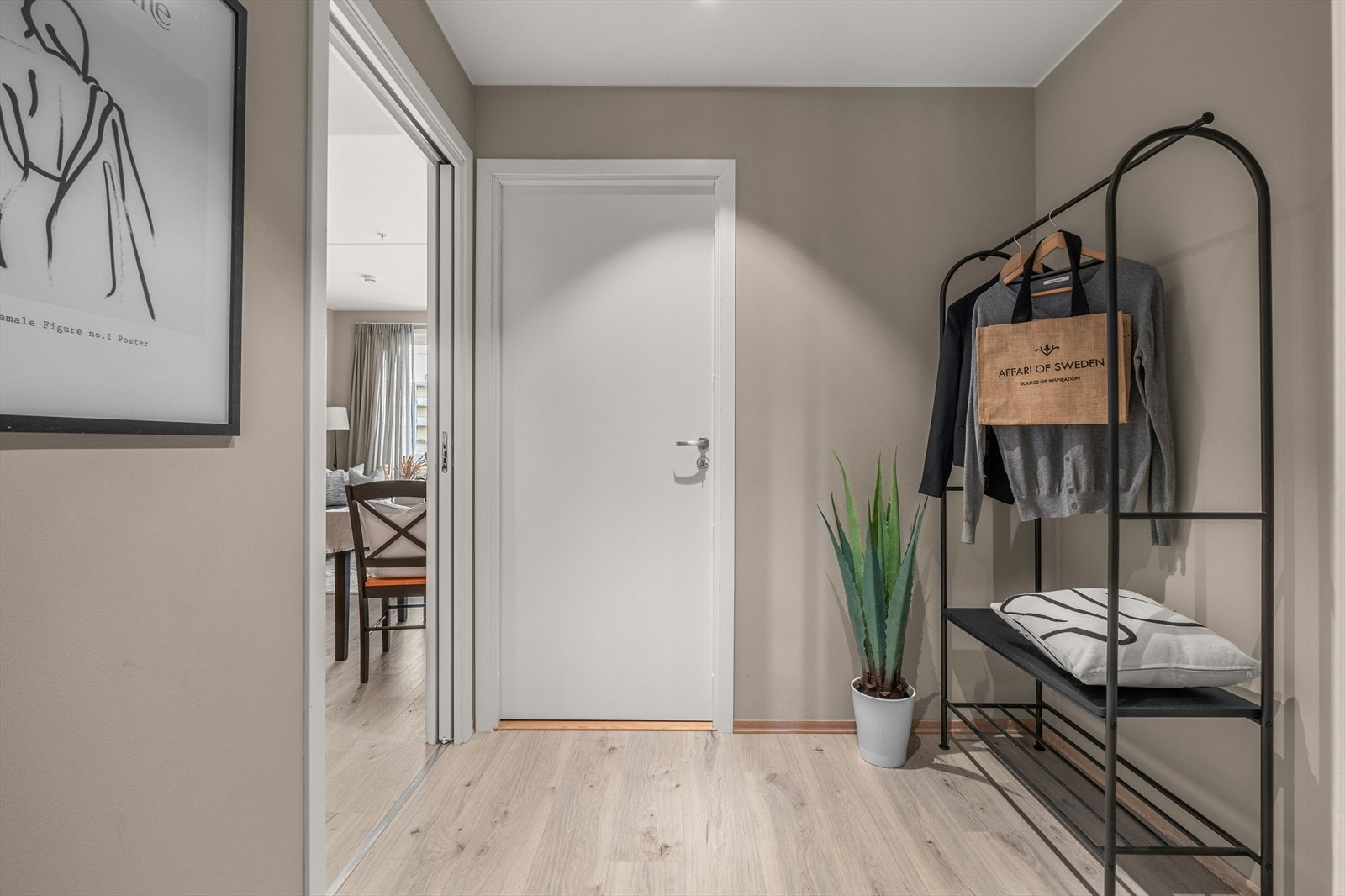 Entré med plass til oppbevaring og tilkomst til innvendig bod. Galleribilde