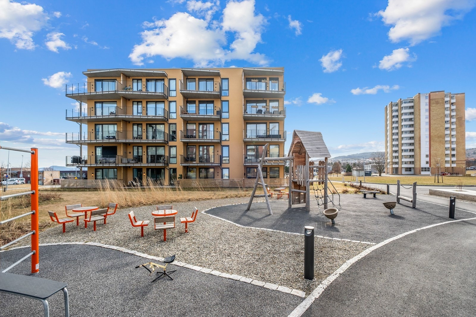 Pent opparbeidede uteområder med lekeplass og grønne fellesarealer - perfekt for både store og små. Galleribilde