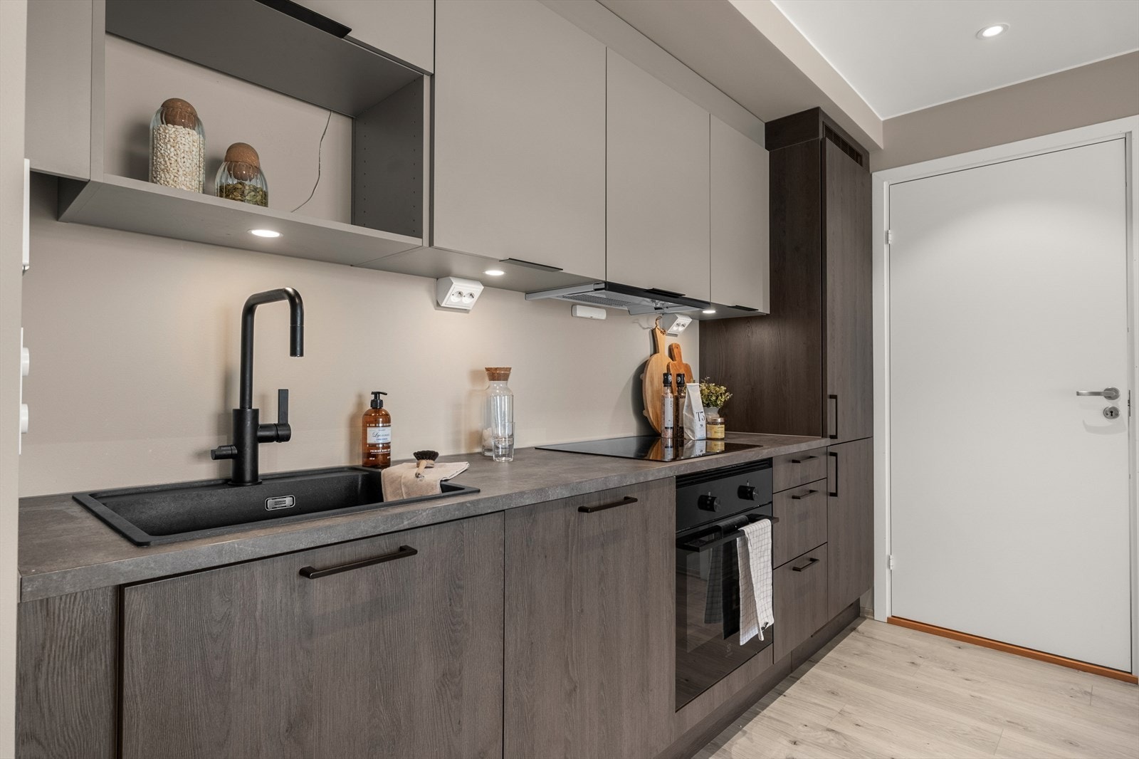 Praktisk utformet kjøkken med integrerte løsninger, hvitevarer fra Electrolux og komfyrvakt. Galleribilde