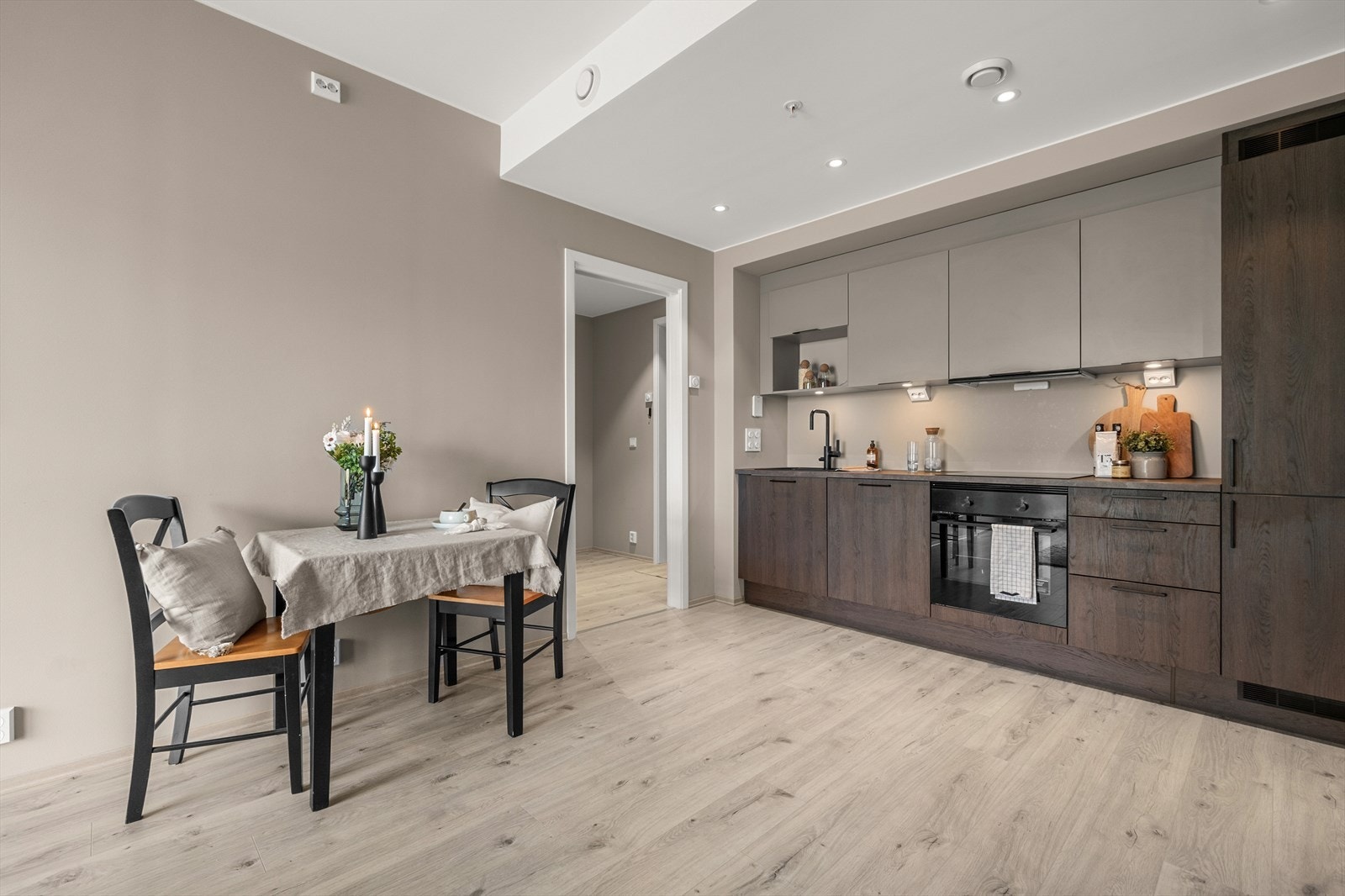 Spiseplassen har god plass til spisebord og er ideell for både hverdagsmåltider og gjester. Galleribilde