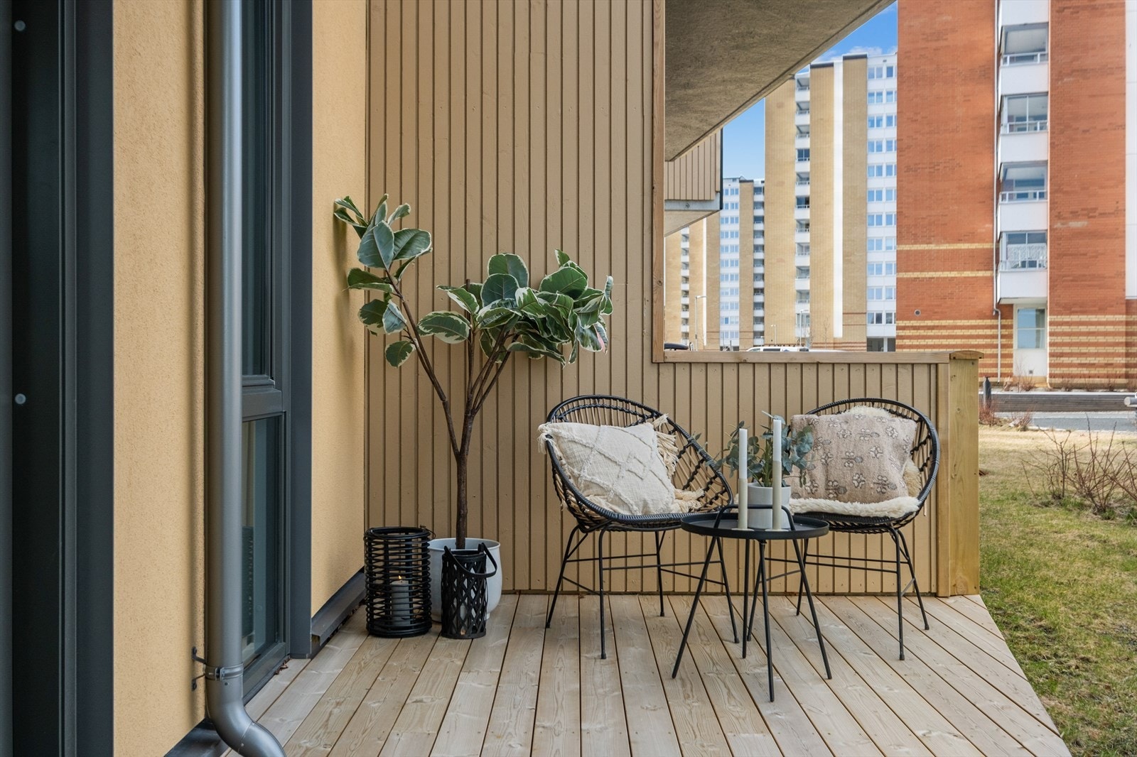 Romslig terrasse på hele 17 m² med gode solforhold og plass til både sittegruppe og grill. Galleribilde