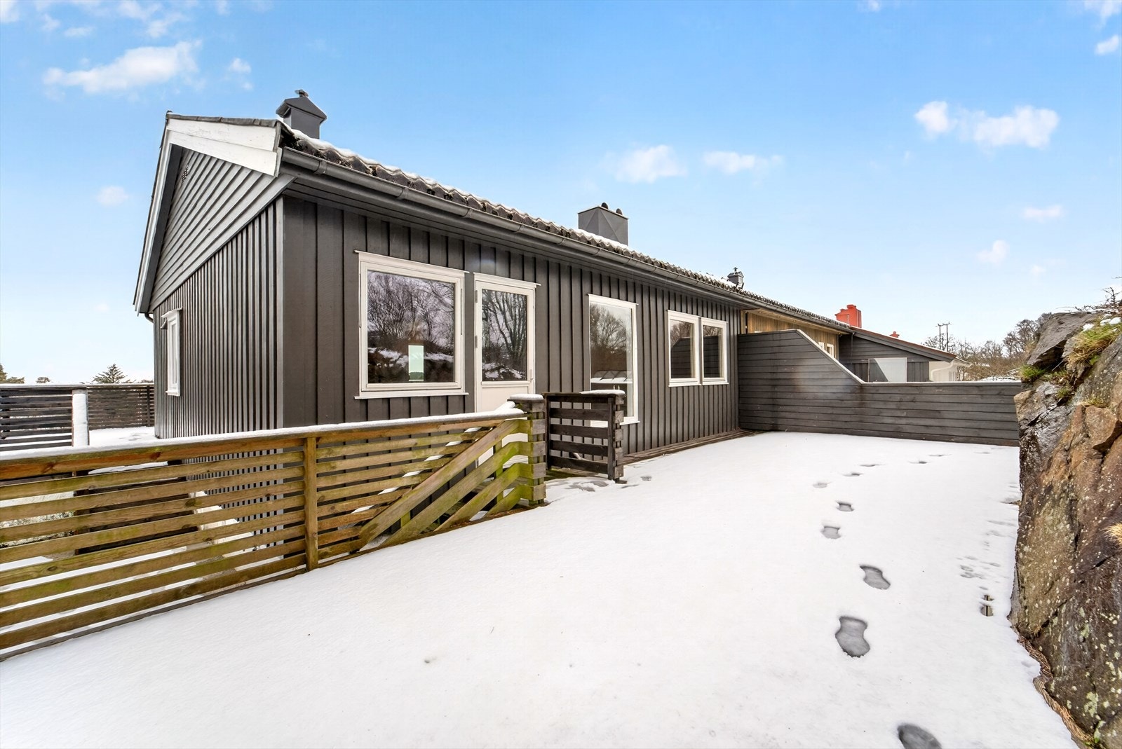 Veranda med god plass til utemøbler. Terrassene gjør det mulig å flytte seg etter vær og vind. Galleribilde