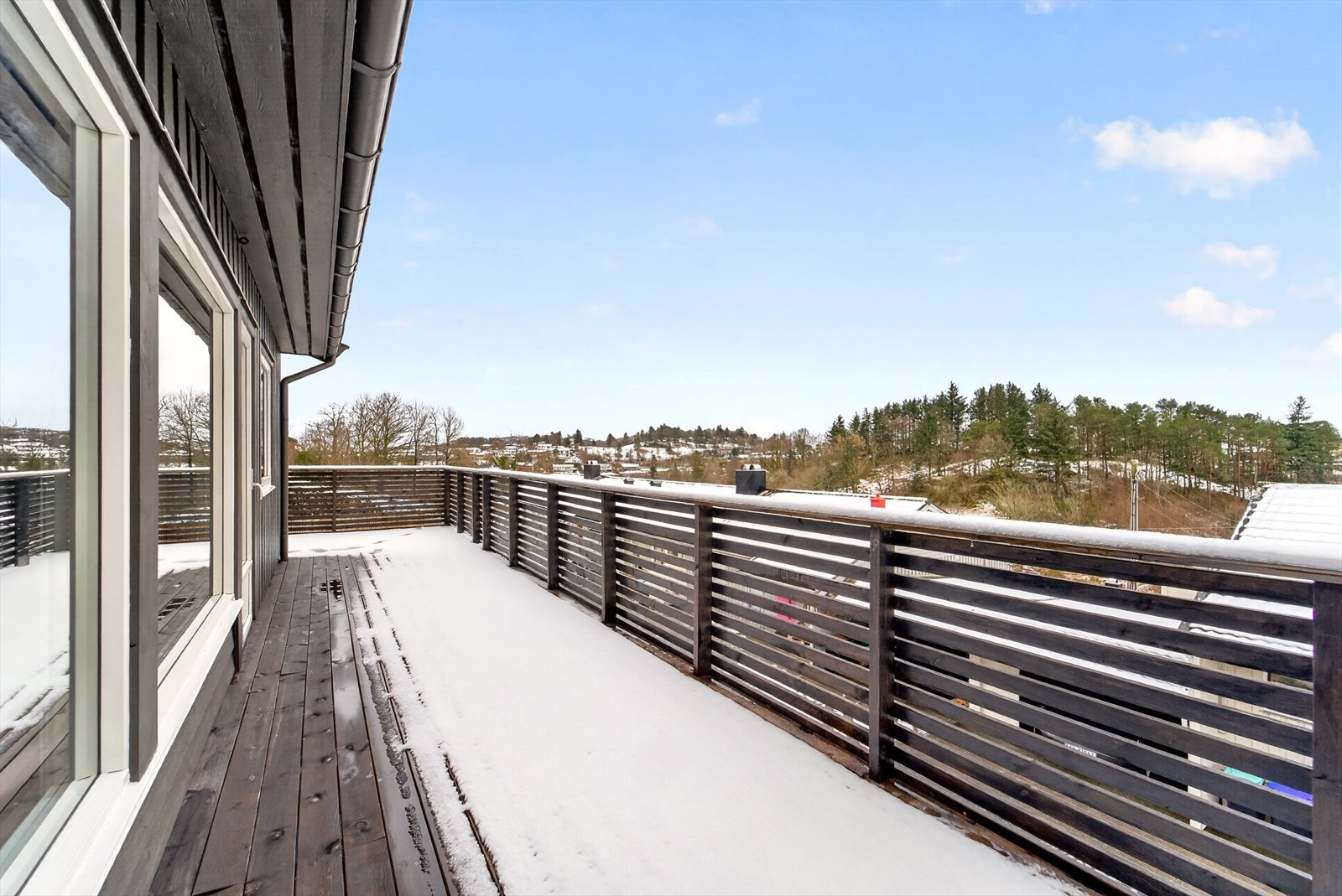 Det er veranda på tre sider av boligen. Galleribilde