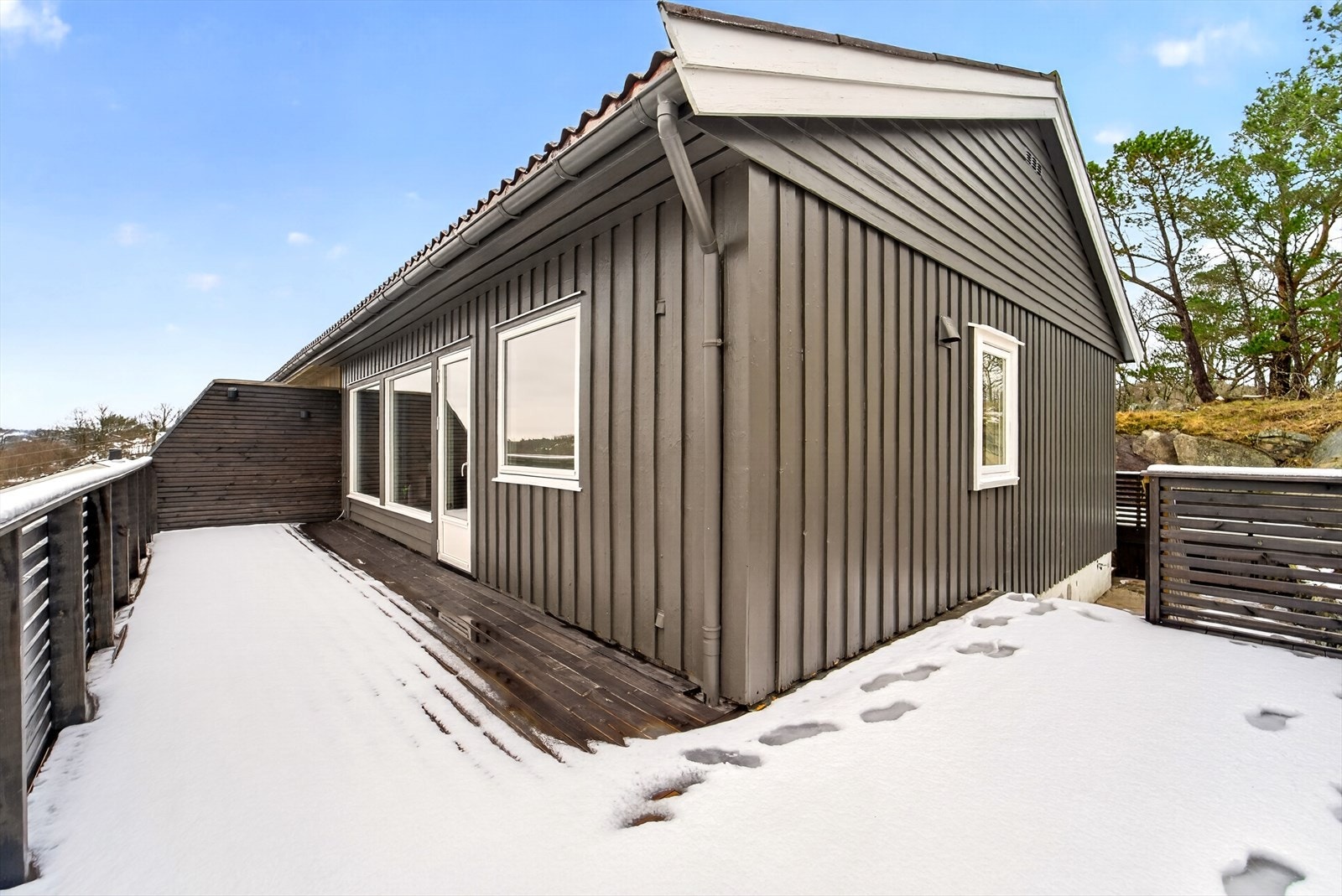 Boligen har flere uteområder; her fra veranda med utgang fra stua Galleribilde
