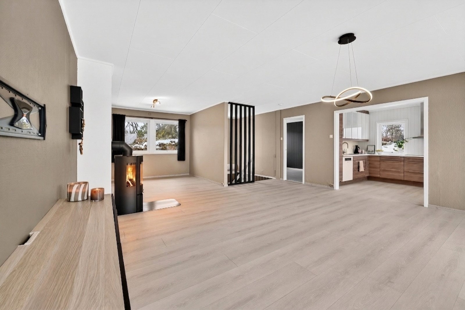 Stuen er inndelt i soner; her er det gode muligheter for både sofagruppe og spisebord Galleribilde